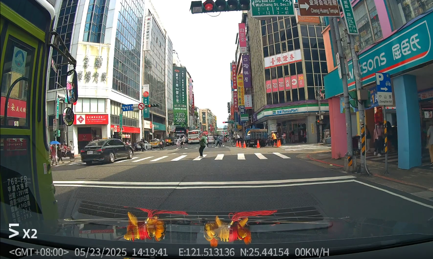 黑車高速闖紅燈，還是無照駕駛。（threads@mr.an910 授權提供）