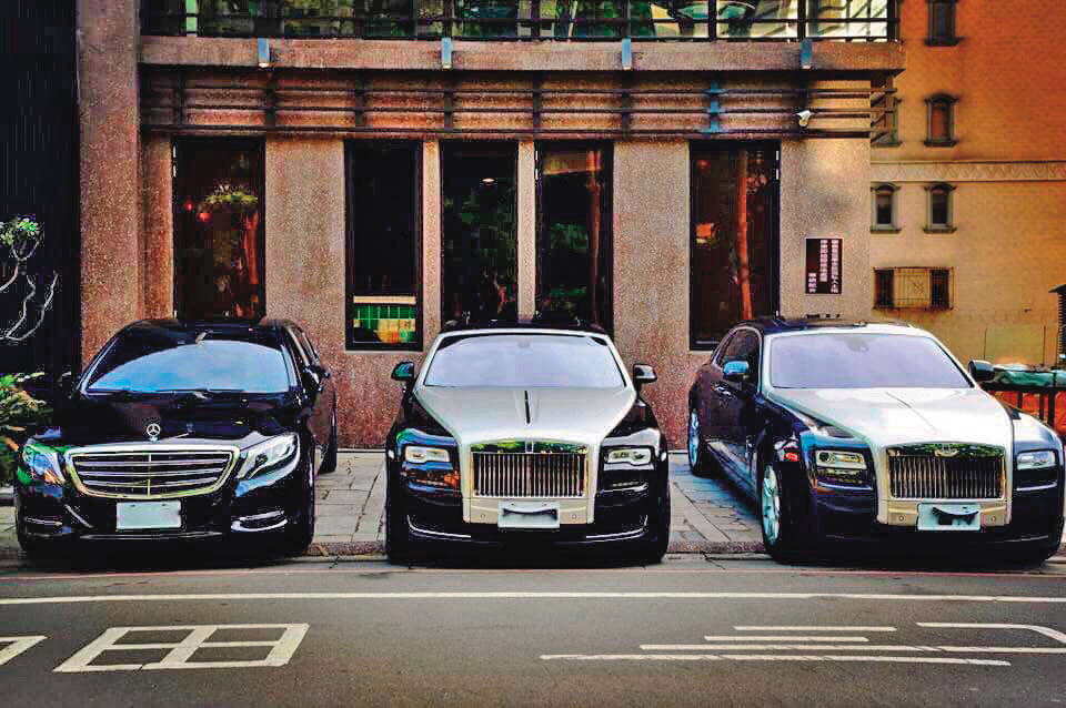 陳政谷集團擁多輛名車，且因曾遭綁架，斥資千萬元打造賓利防彈車，顯見身價驚人。