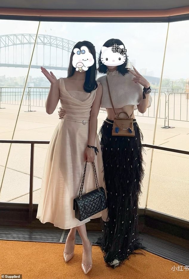 楊蘭蘭幾乎不出席課程,平時只與華人圈往來、英文能力有限。雖然她經常分享奢華餐飲與購物照,但都刻意遮掩臉部,顯得相當低調。(翻攝自中國報)