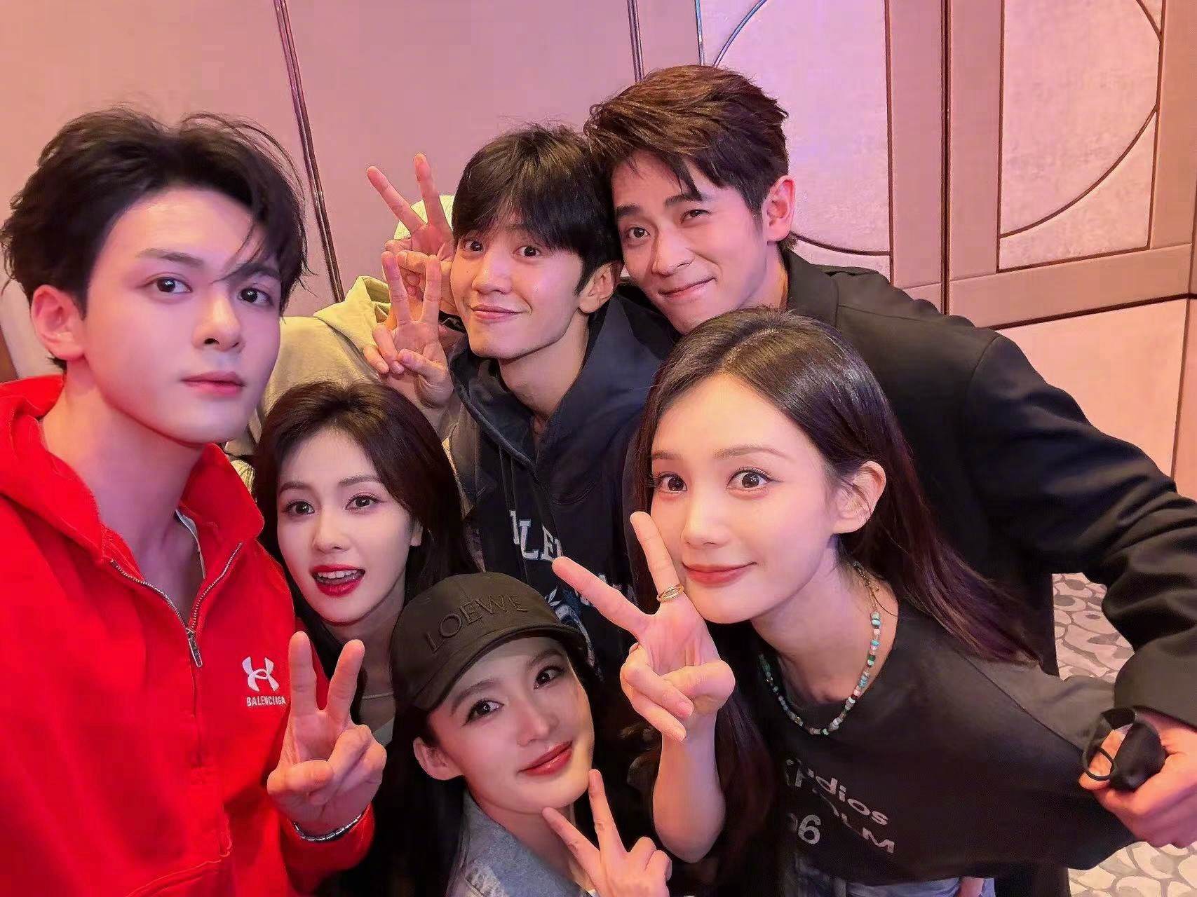 大陸男星曾舜晞貼出與一群「內娛」的小生花旦們的合照，難得集齊了常被對岸網友網友說長相神似的白鹿、李沁、李一桐同框。（曾舜晞微博）