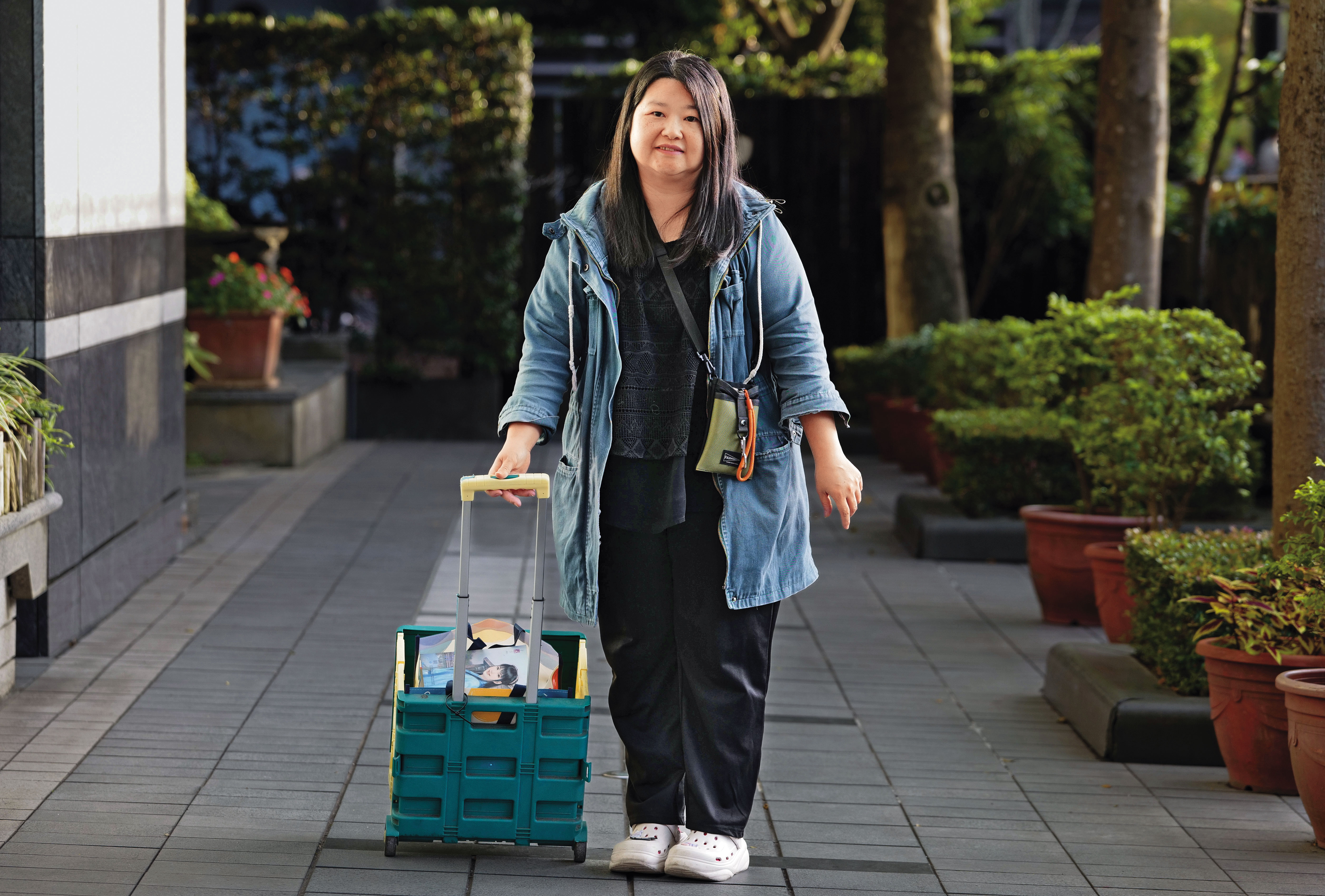 林彩蘋拉著小拖車受訪,裡面全是她珍藏的言情小說。