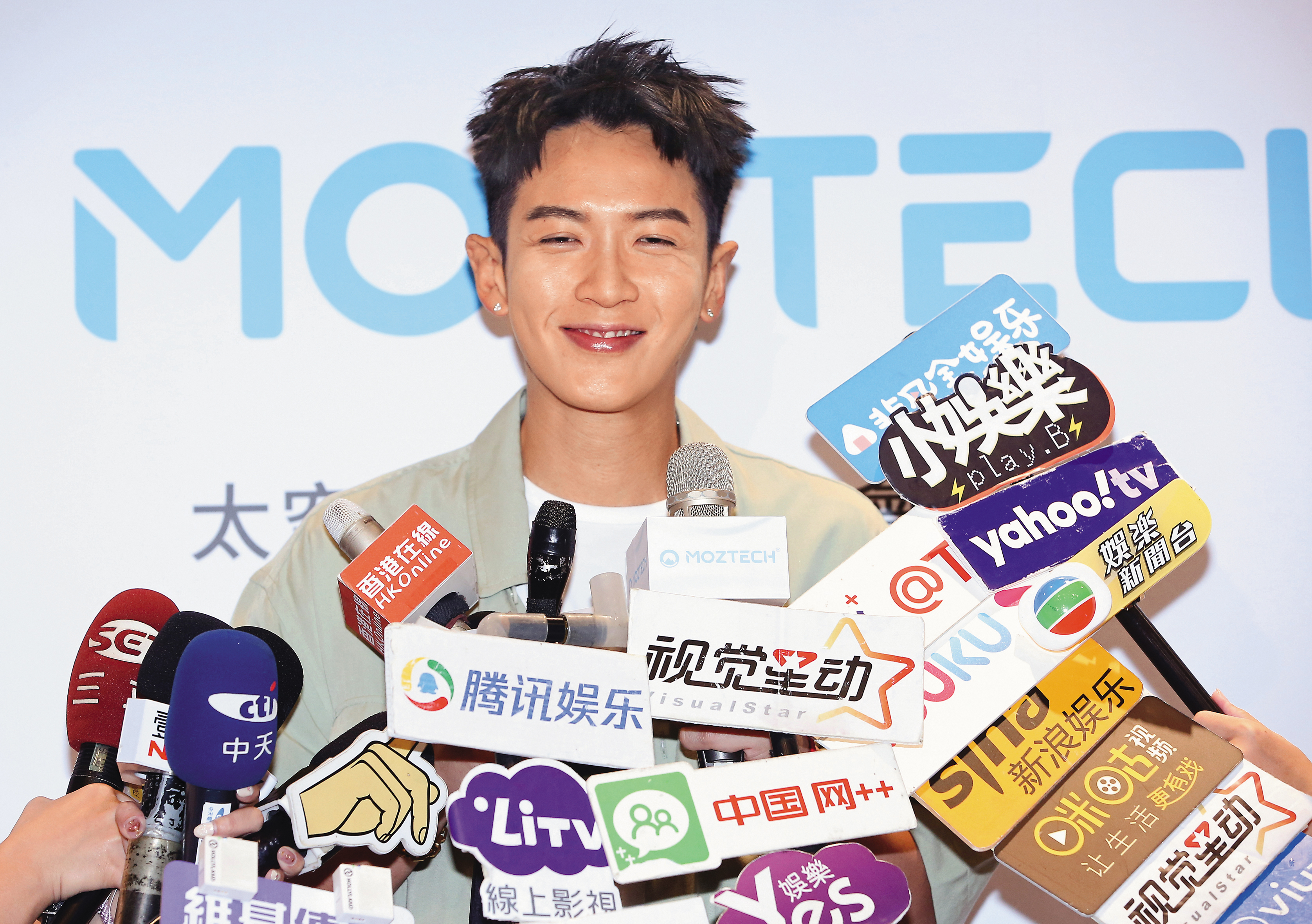 以前總瞪著一雙瞳鈴眼的柯震東，難得被拍到慈眉善目。