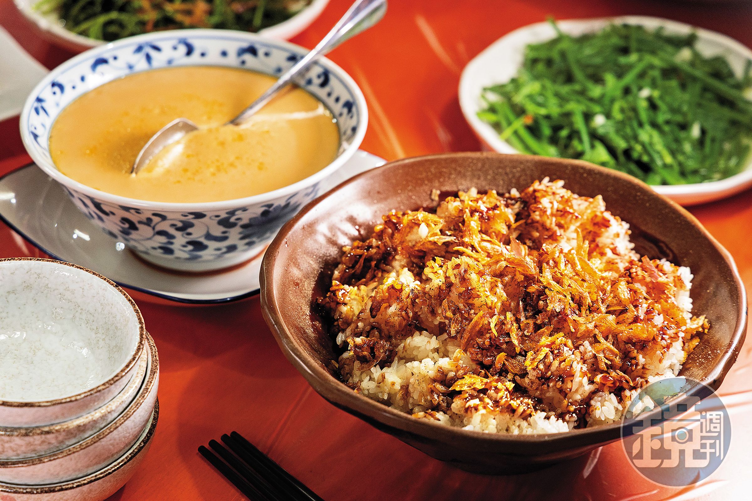 淋上雞油與油蔥酥的「雞油飯」（前，150元／鍋）與「蒸蛋」（左後，250元／份）都是餐廳的招牌菜。