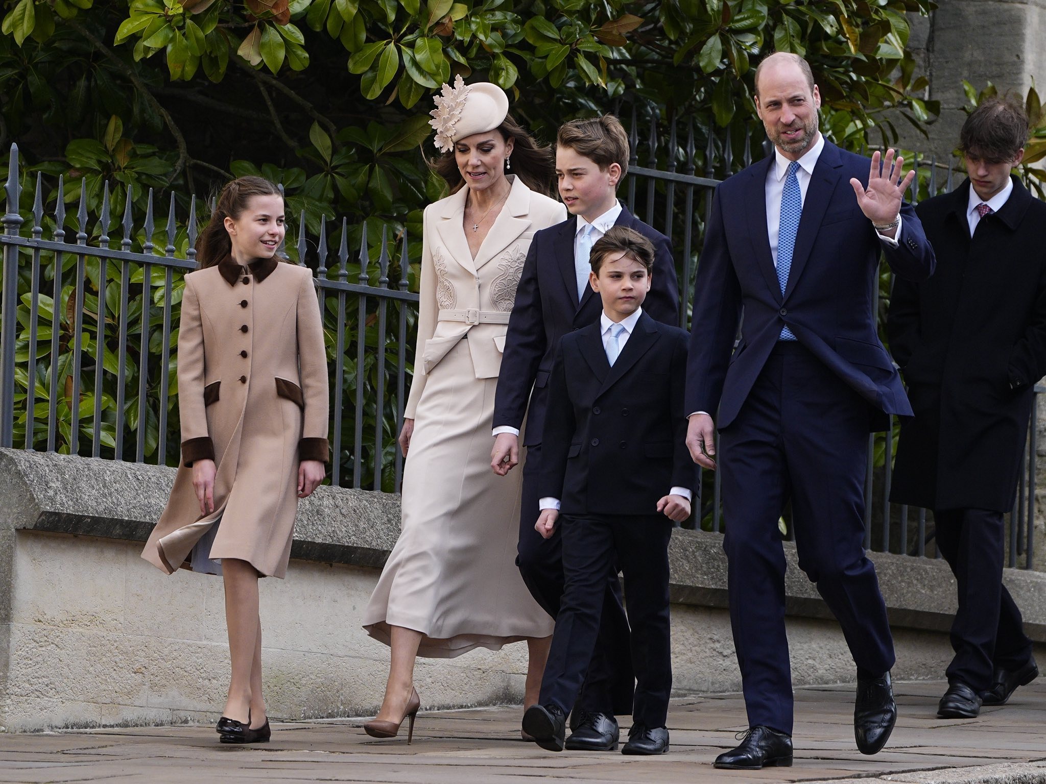 威廉王子、凱特王妃一家五口5日在溫莎堡參加復活節禮拜。(翻攝The Royal Family臉書)