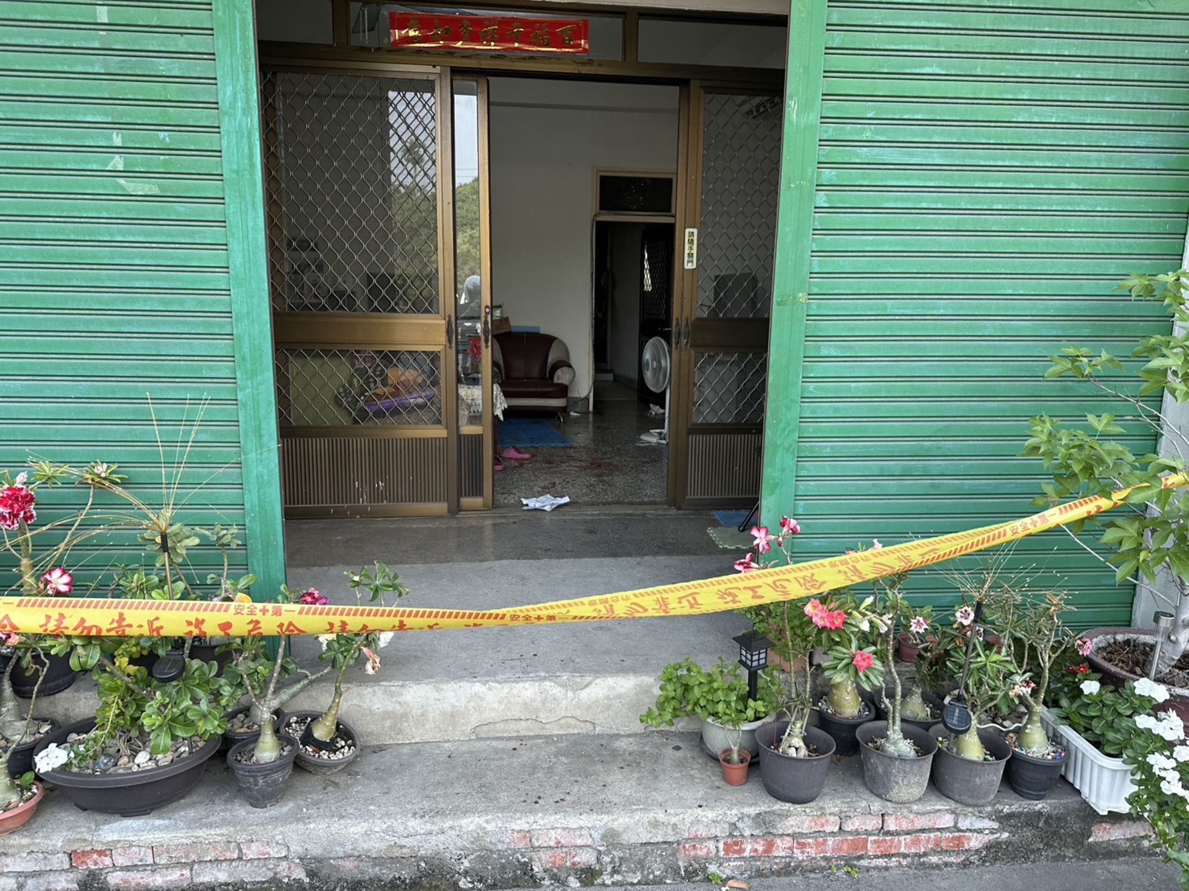 林男狠砍鄰居2人,現場被警方封鎖。(警方提供)