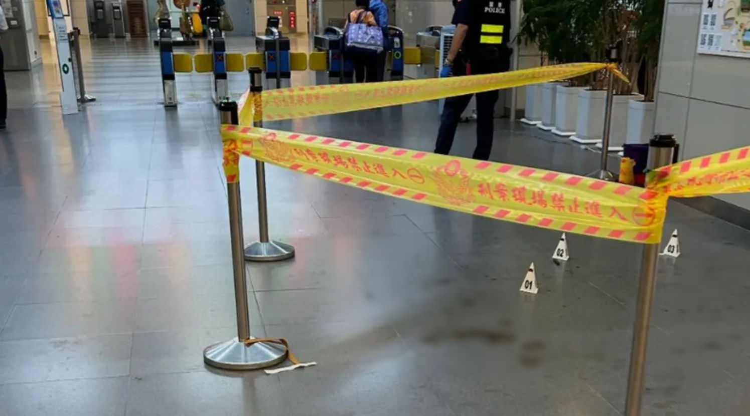 豐原車站昨日晚間發生砍人案件，現場血跡斑斑。（翻攝畫面）