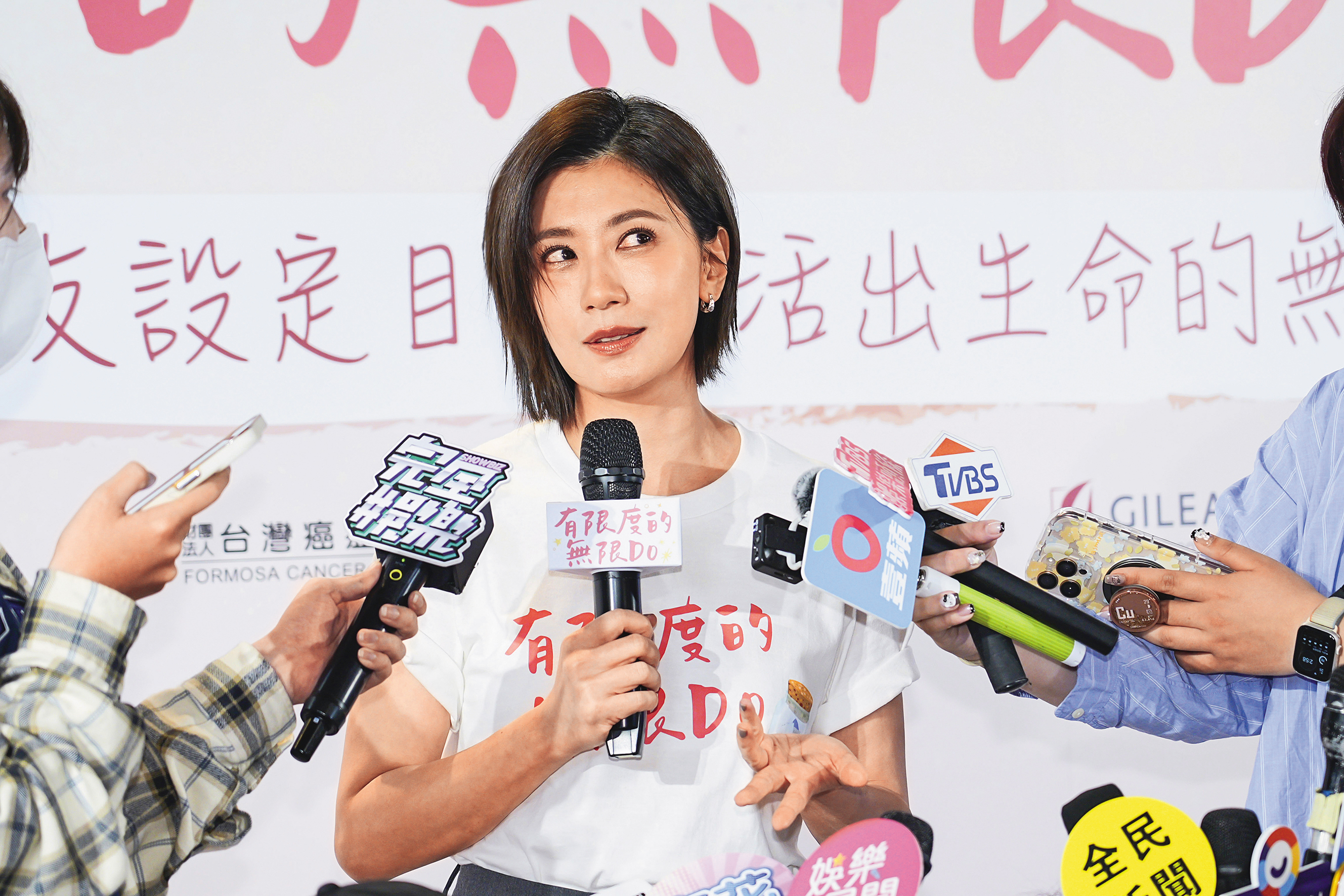 賈靜雯這雙靈動大眼，我想不必使出女拳，光靠斜眼瞪就夠震懾人了…（抖）