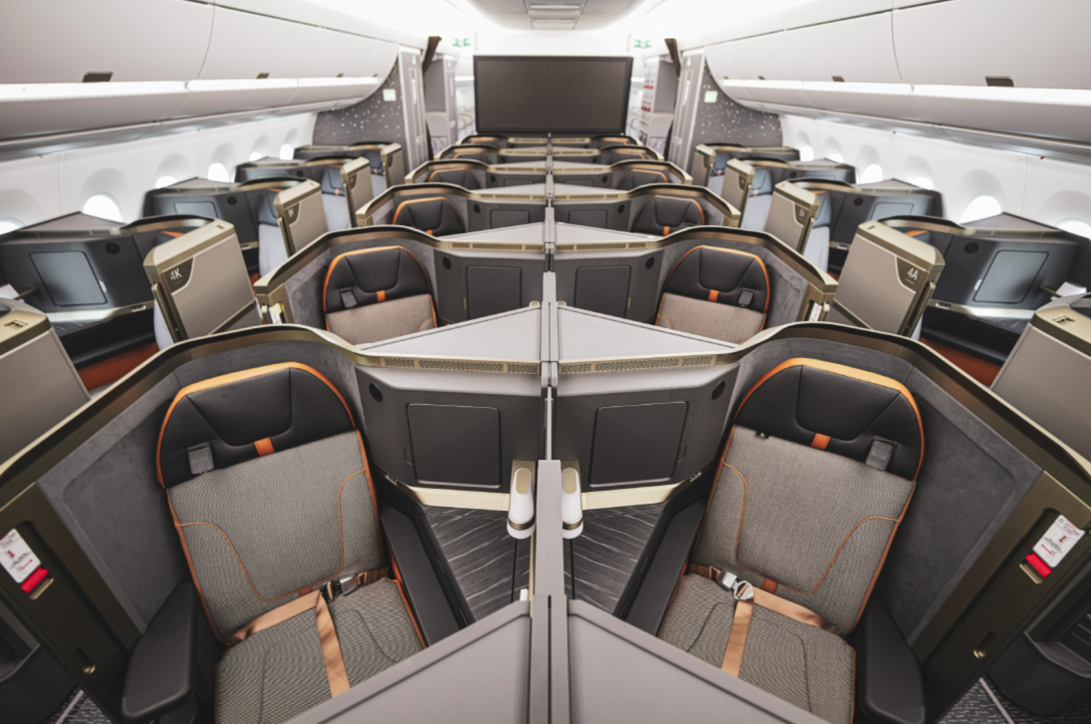 空中巴士Airbus A350-900，提供共306個座位，包含頭等艙4個，商務艙26個、豪華經濟艙36個以及經濟艙240個。