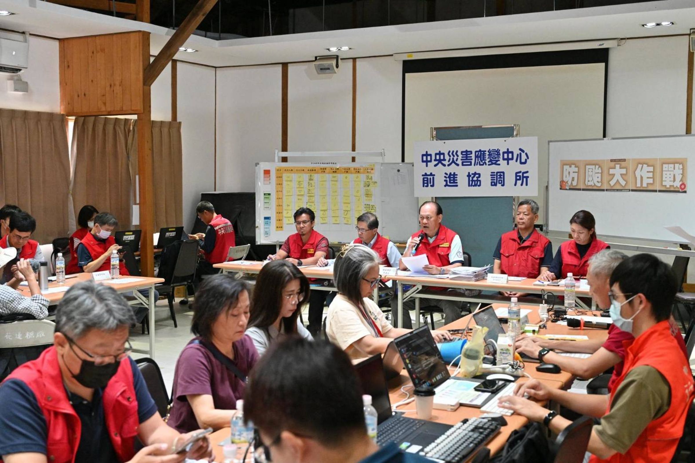 花蓮馬太鞍溪堰塞湖溢流重創光復鄉，目前約40公里長的側溝與地下水道已完成清淤，孰料卻發現多處側溝蓋板疑似遭竊。（行政院前進指揮所提供）