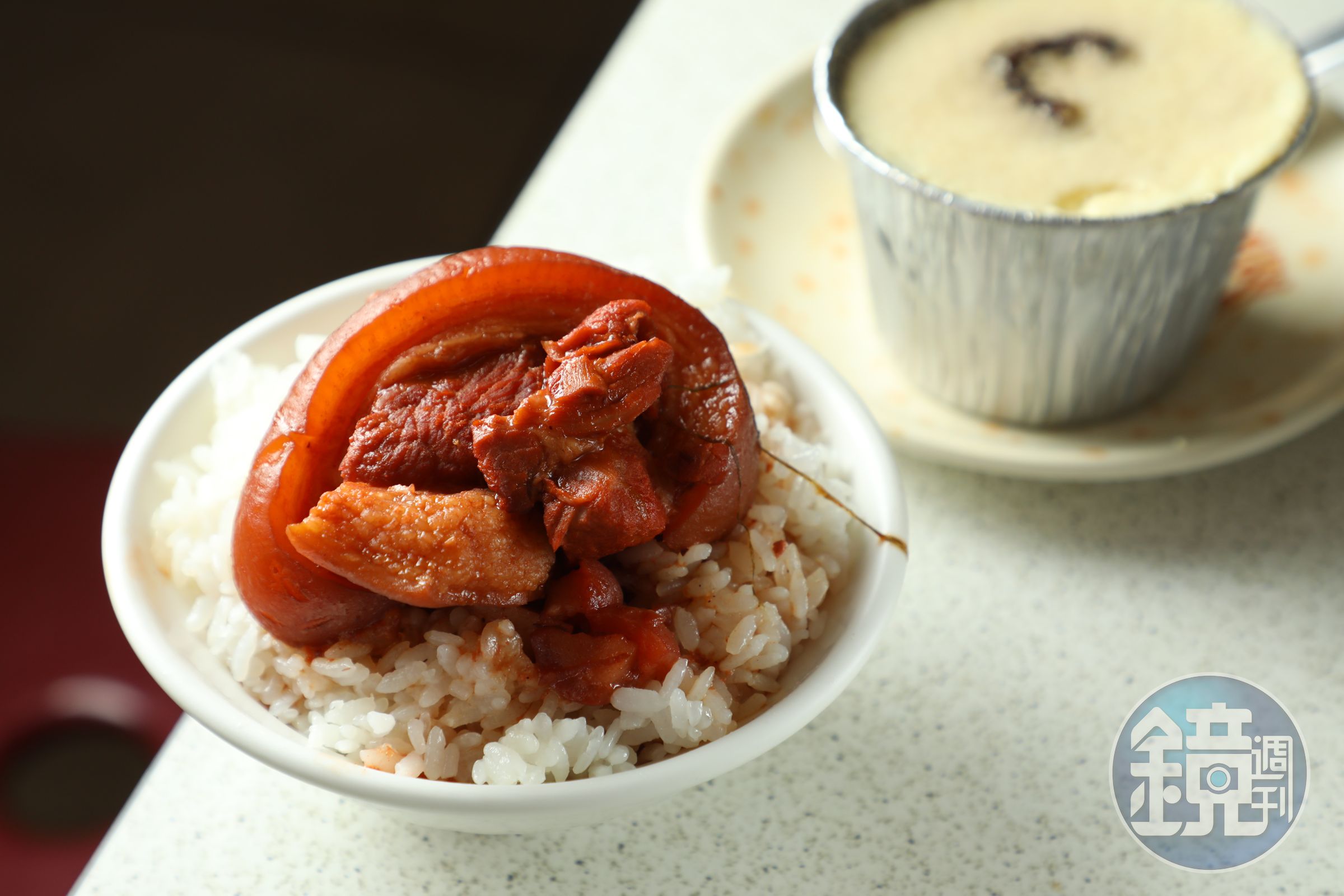 可以挑肥瘦的「爌肉飯」,油脂黏性更明顯,瘦肉也不會柴澀。(80元/碗)