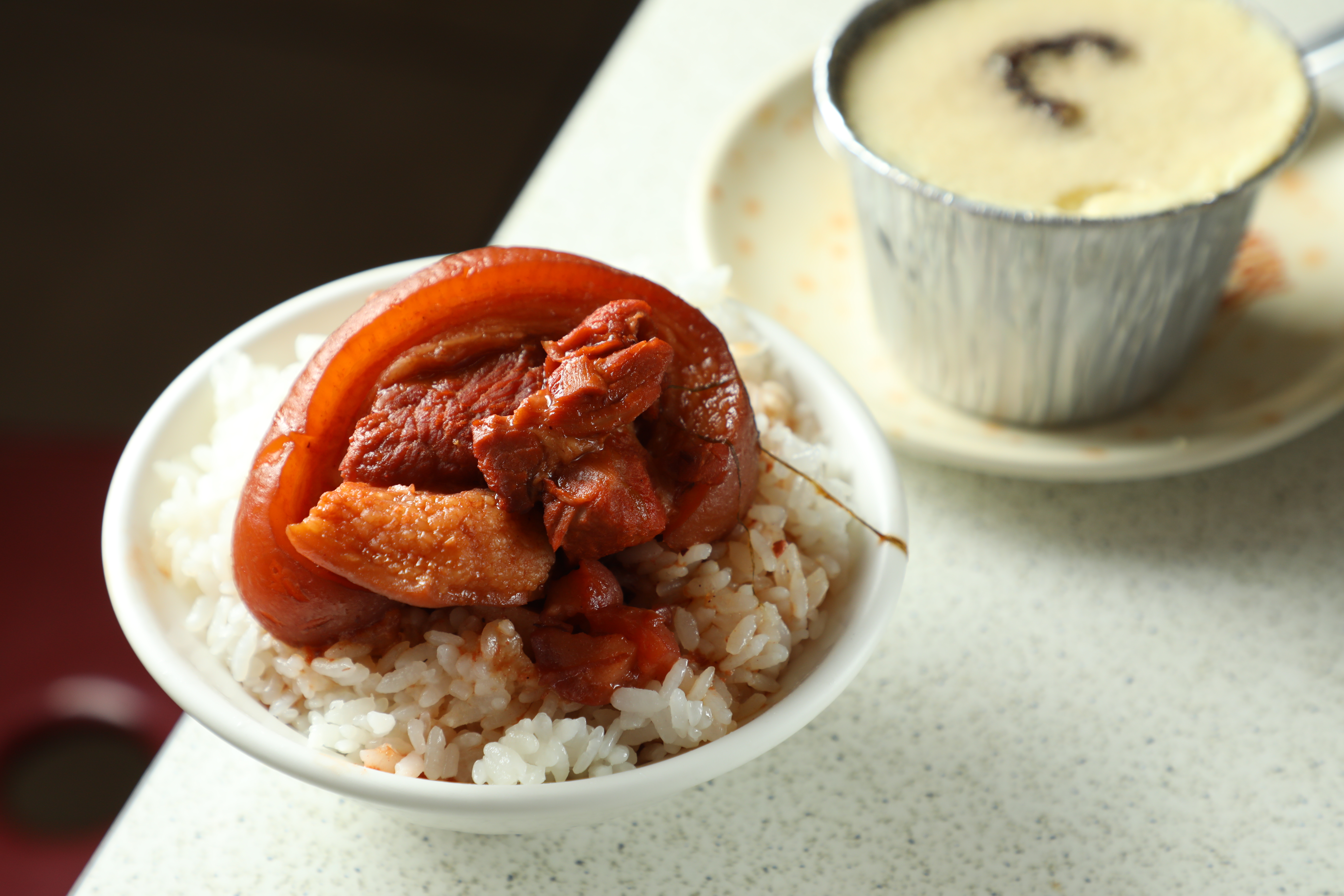 可以挑肥瘦的「爌肉飯」，油脂黏性更明顯，瘦肉也不會柴澀。（80元／碗）
