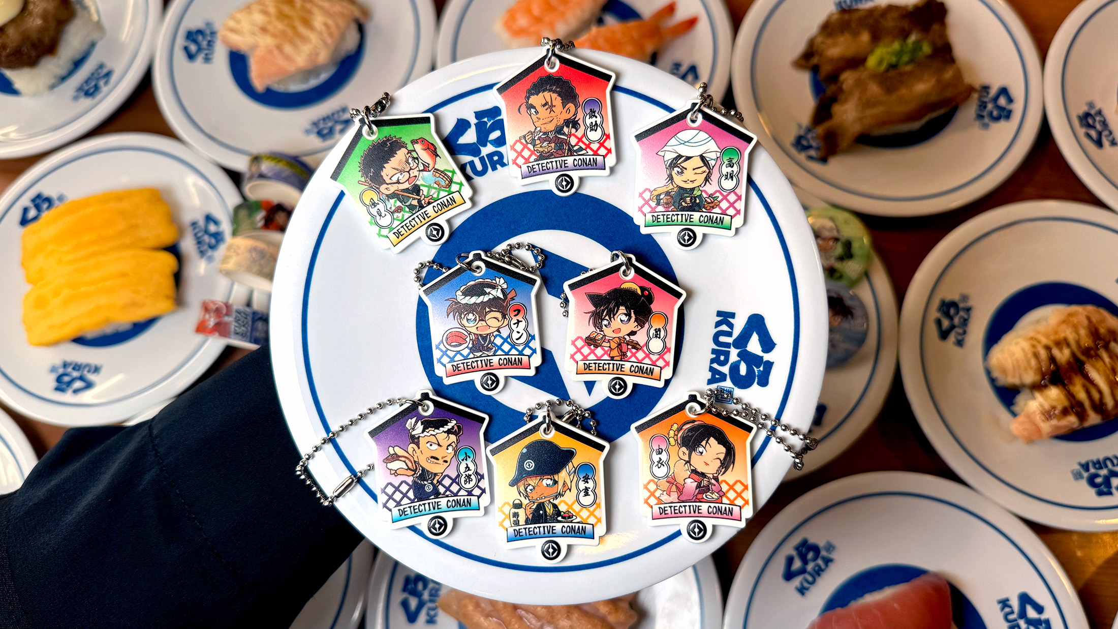 同步登場的還有8款「名偵探柯南裝飾掛飾」，Q版角色會換上江戶風格的壽司店老闆裝扮，造型趣味。（藏壽司提供）