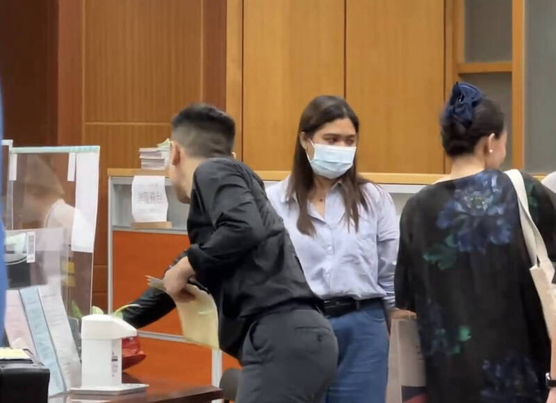 菲籍幫傭Mira當時偷偷拍下證據，離美返台冒風險只為「說出真相」。（翻攝畫面）