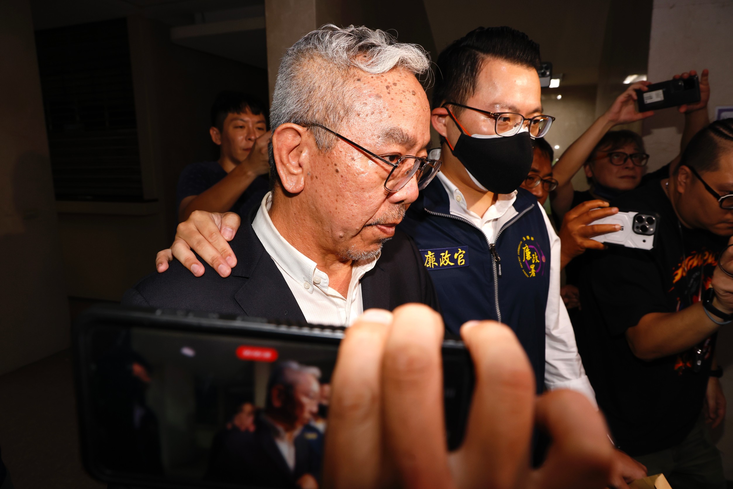 應曉薇辦公室執行長王尊侃以500萬元交保。