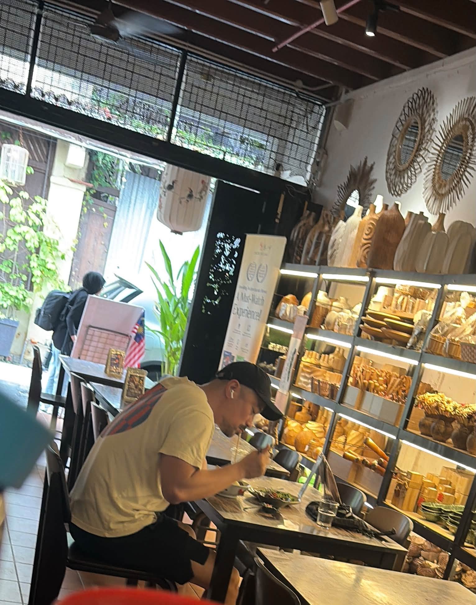 張孝全一個人安靜地享用午餐，被問到怎麼知道來這家用餐，他說是google刷到的。（Pak Siew Yong 臉書）