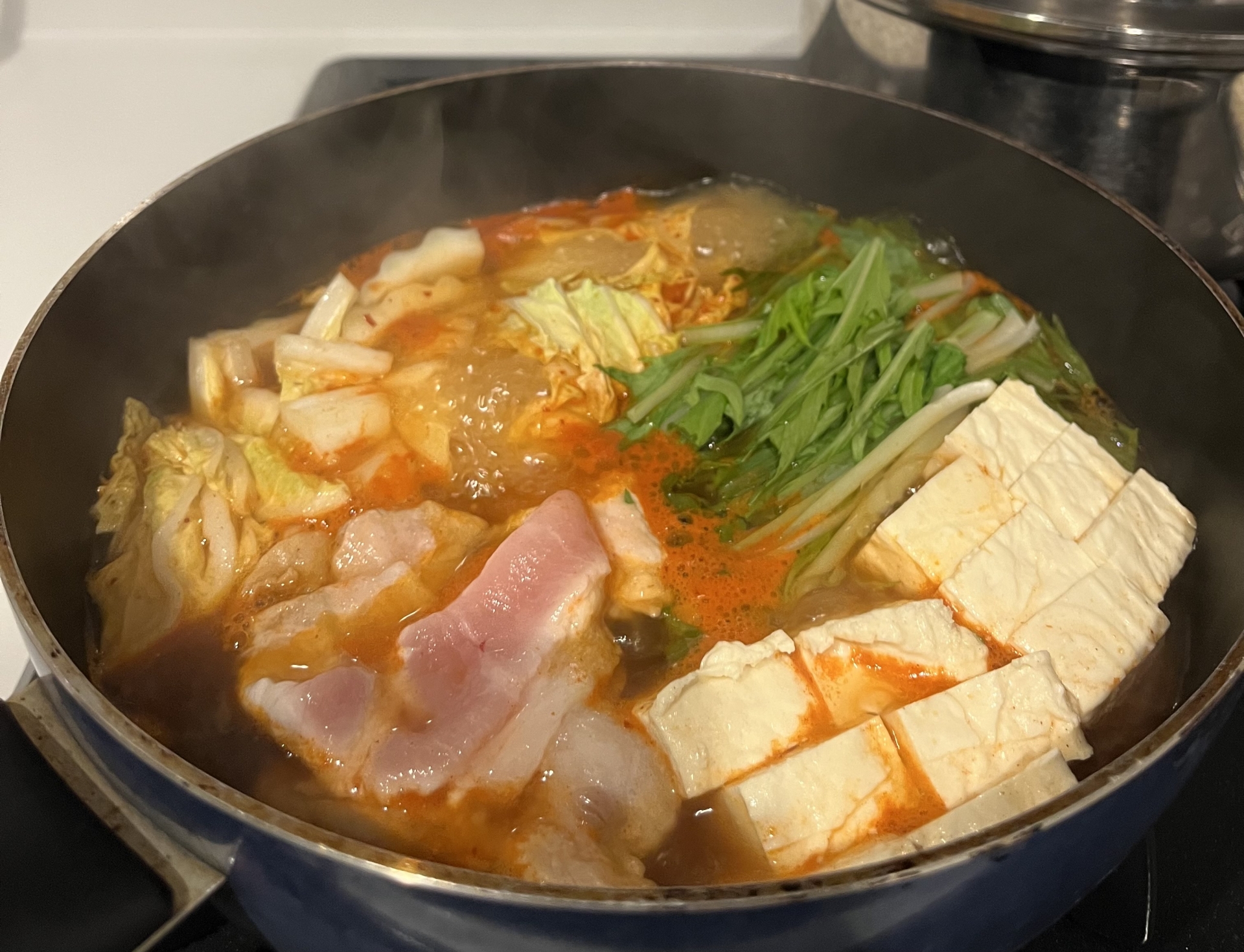 不少人年節喜歡吃火鍋圍爐，營養師提醒百頁豆腐熱量相當高，要當心熱量陷阱。（示意圖，取自PhotoAC）