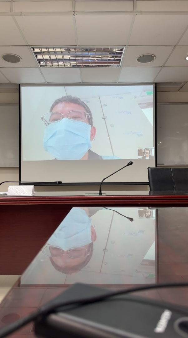 楊父今在記者會連線，認為乾兄妹在法庭上的說法讓他無法接受。（翻攝自石一佑 - 小佑子粉絲臉書）
