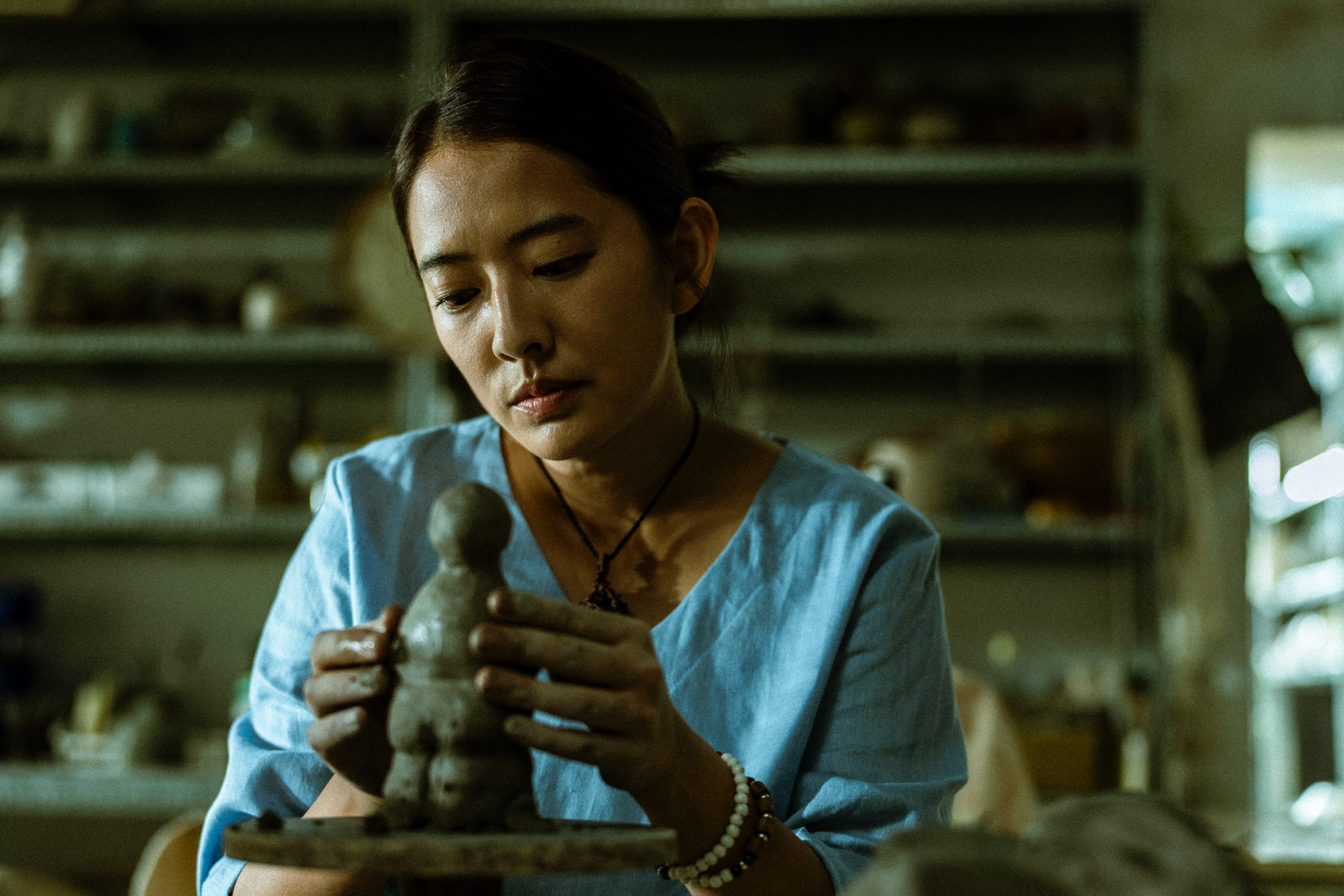 周采詩打破過往甜美形象在，片中飾演一位陶藝家，也是整個故事開端的關鍵人物。（天予電影提供）