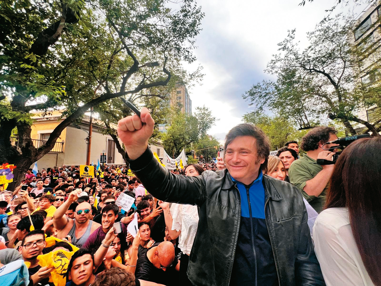 新任阿根廷總統米萊（右）言辭聳動、作風極端，而類似政客層出不窮，是全球社會與經濟不平衡的警訊。（翻攝Javier Milei臉書）