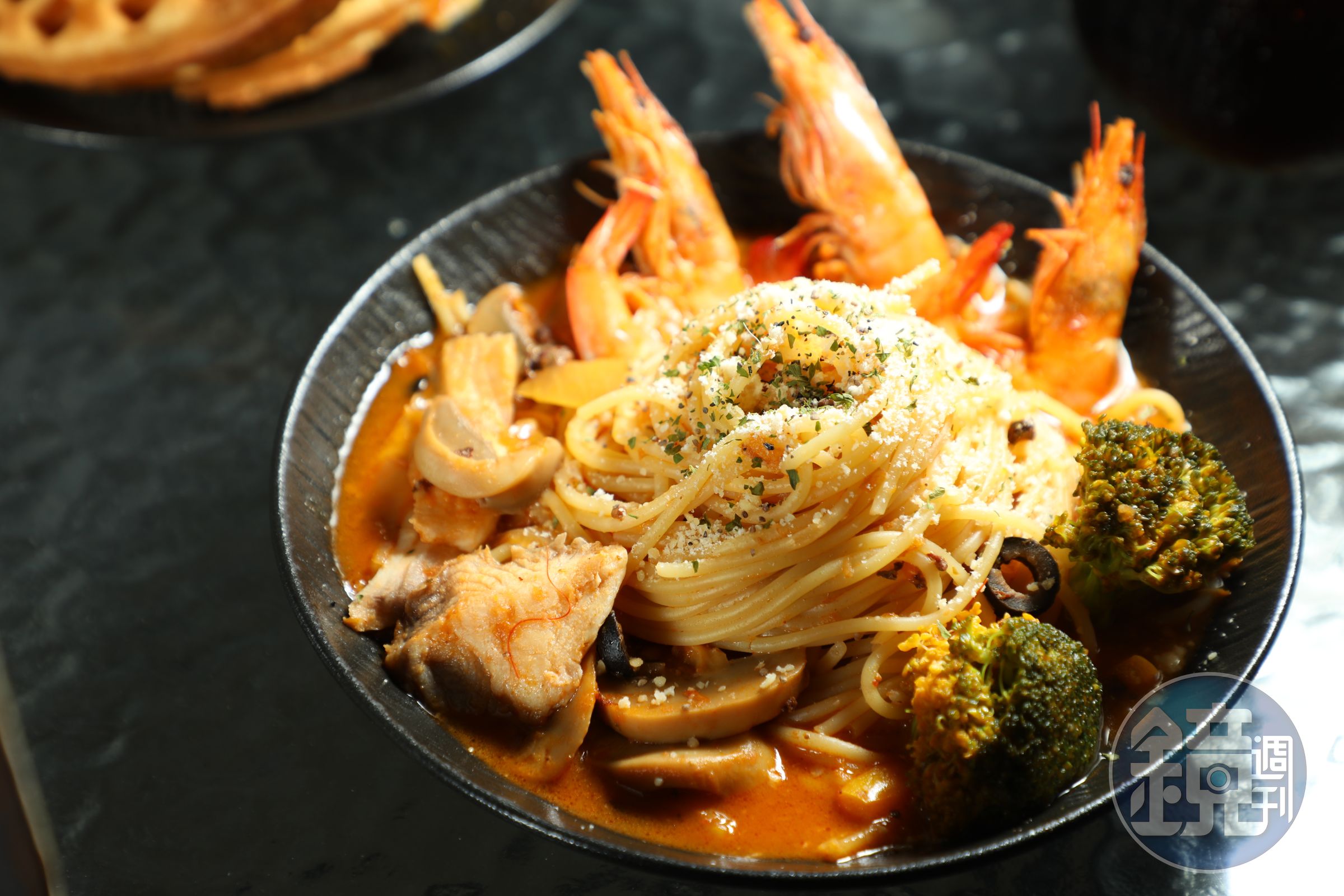 簡餐中的「紅醬綜合海鮮」並非加熱調理包,而是以新鮮食材搭配濃郁醬汁製作的義大利麵,很有誠意。(240元/份)