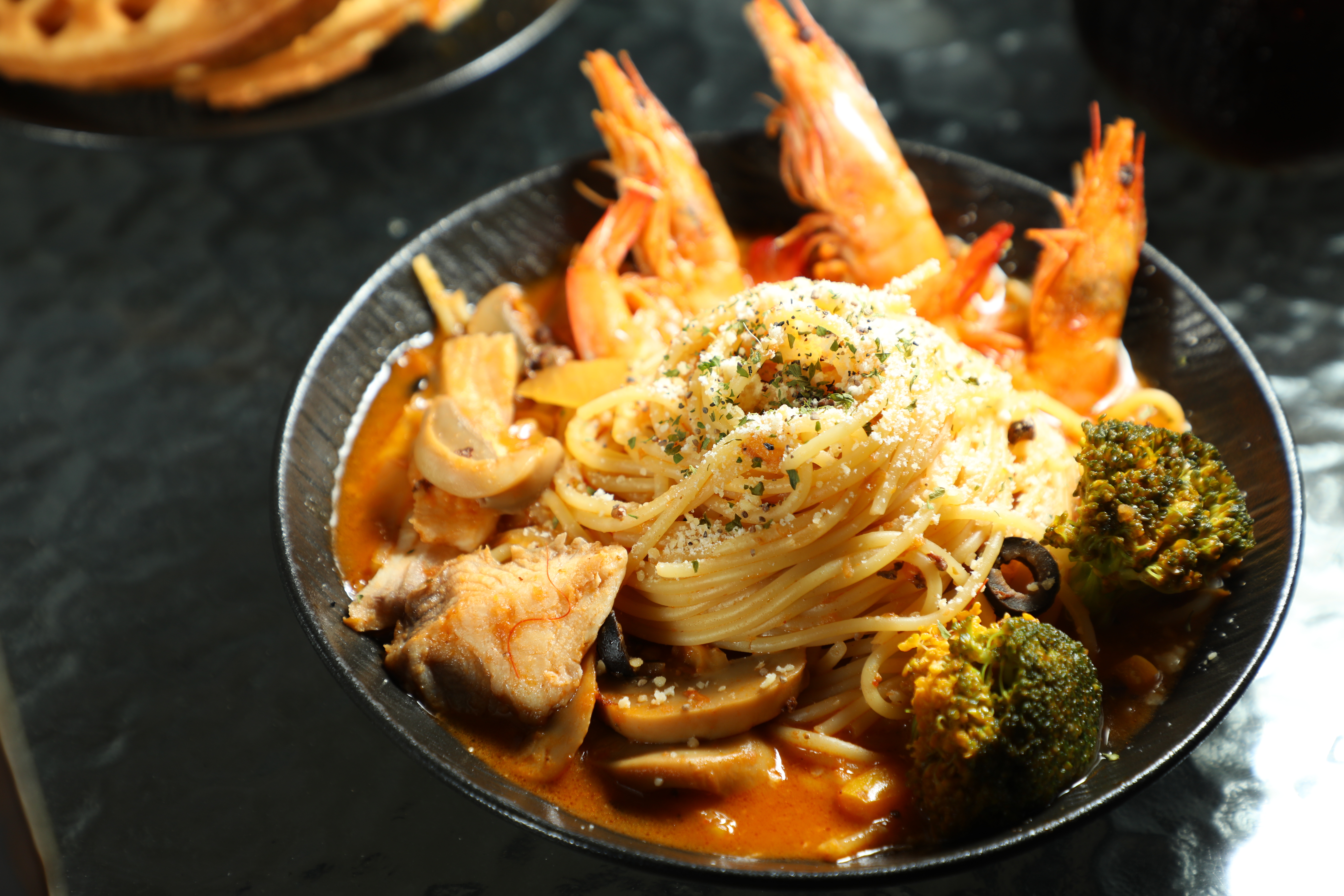 簡餐中的「紅醬綜合海鮮」並非加熱調理包，而是以新鮮食材搭配濃郁醬汁製作的義大利麵，很有誠意。（240元／份）