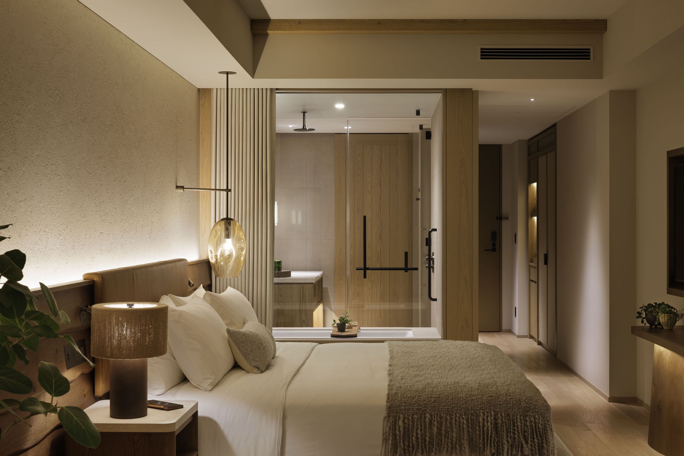 入夜後的客房呈現沉靜氛圍,讓旅人一夜好眠。(1 Hotels提供)