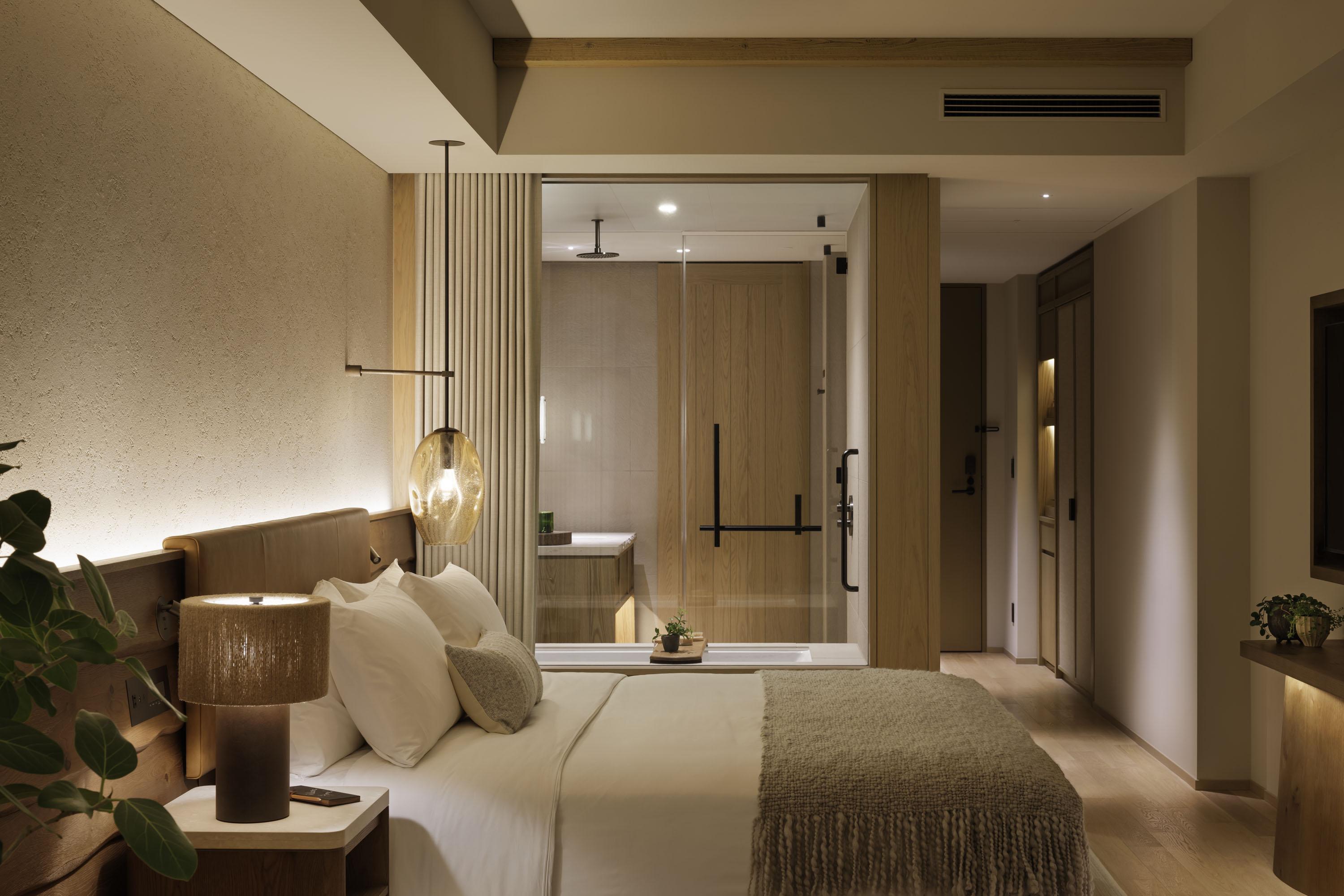 入夜後的客房呈現沉靜氛圍，讓旅人一夜好眠。（1 Hotels提供）