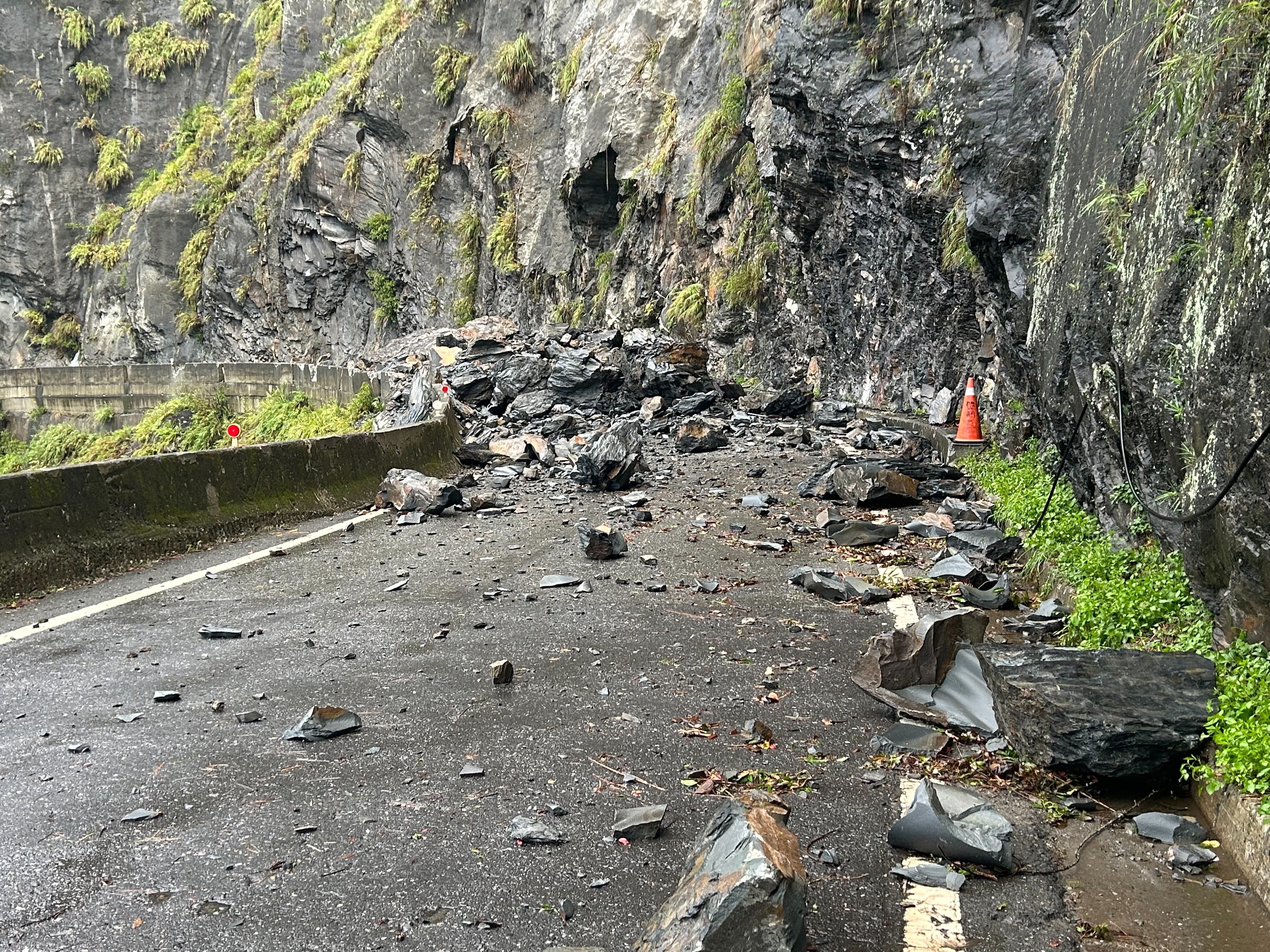 南橫公路台20線台東縣海端鄉向陽至初來路段也有10處坍方落石，導致交通中斷。（公路局提供）