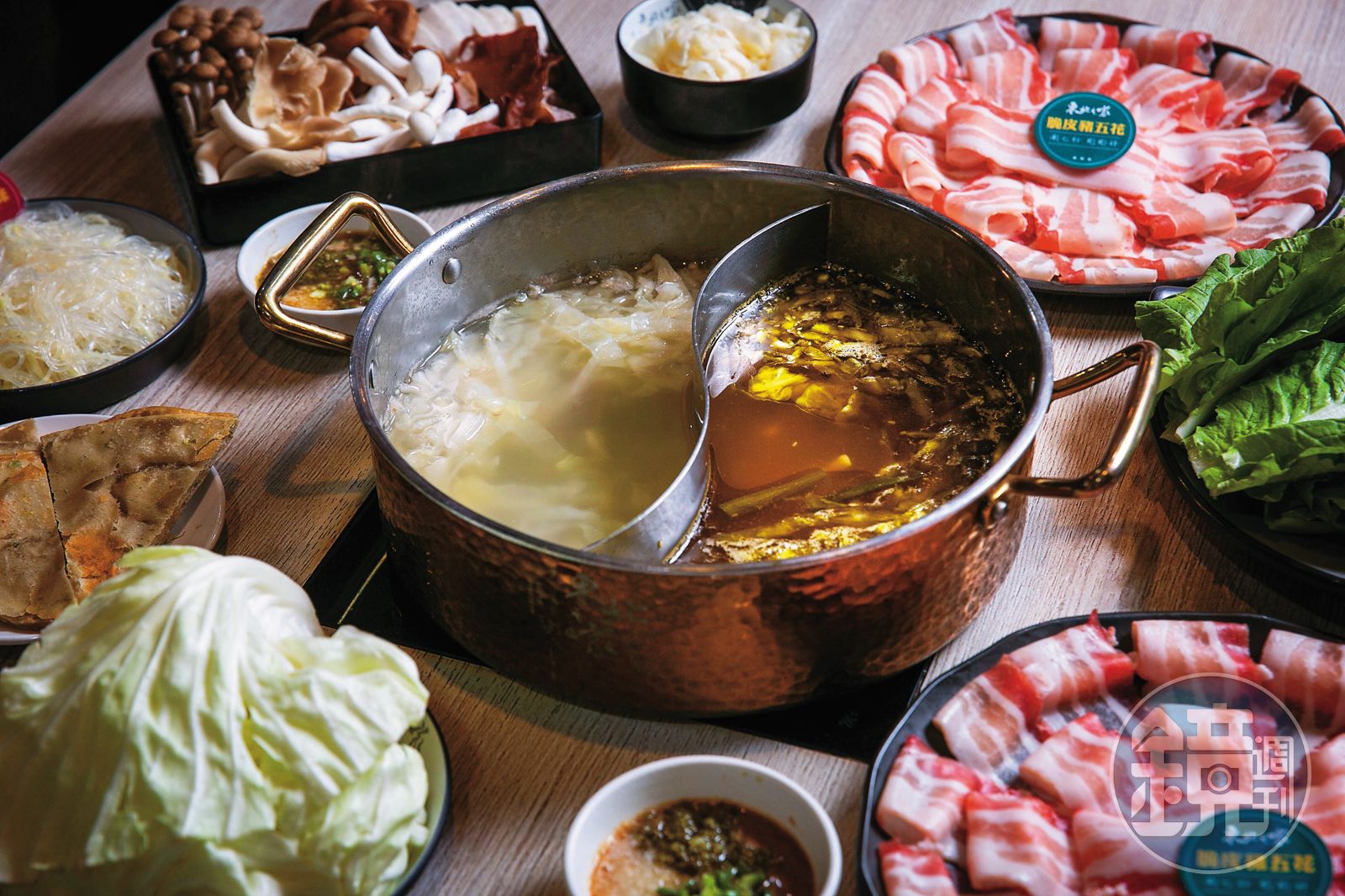 東北之家是台灣唯一有青麻椒鍋的酸菜鴛鴦鍋。（899元／雙人套餐）