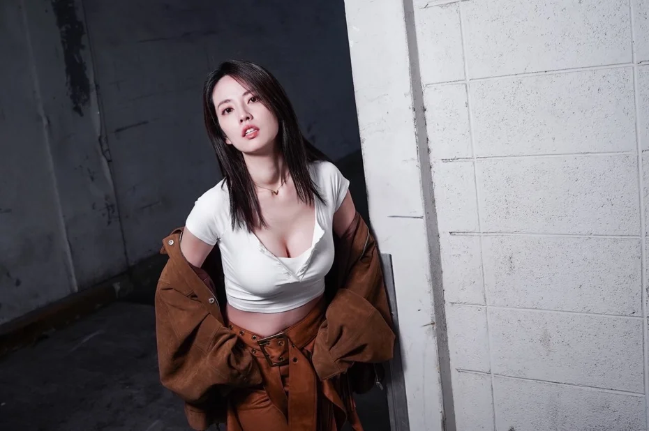 阿諾隆乳後更展自信,大方讓雪乳現身。翻攝自阿諾IG