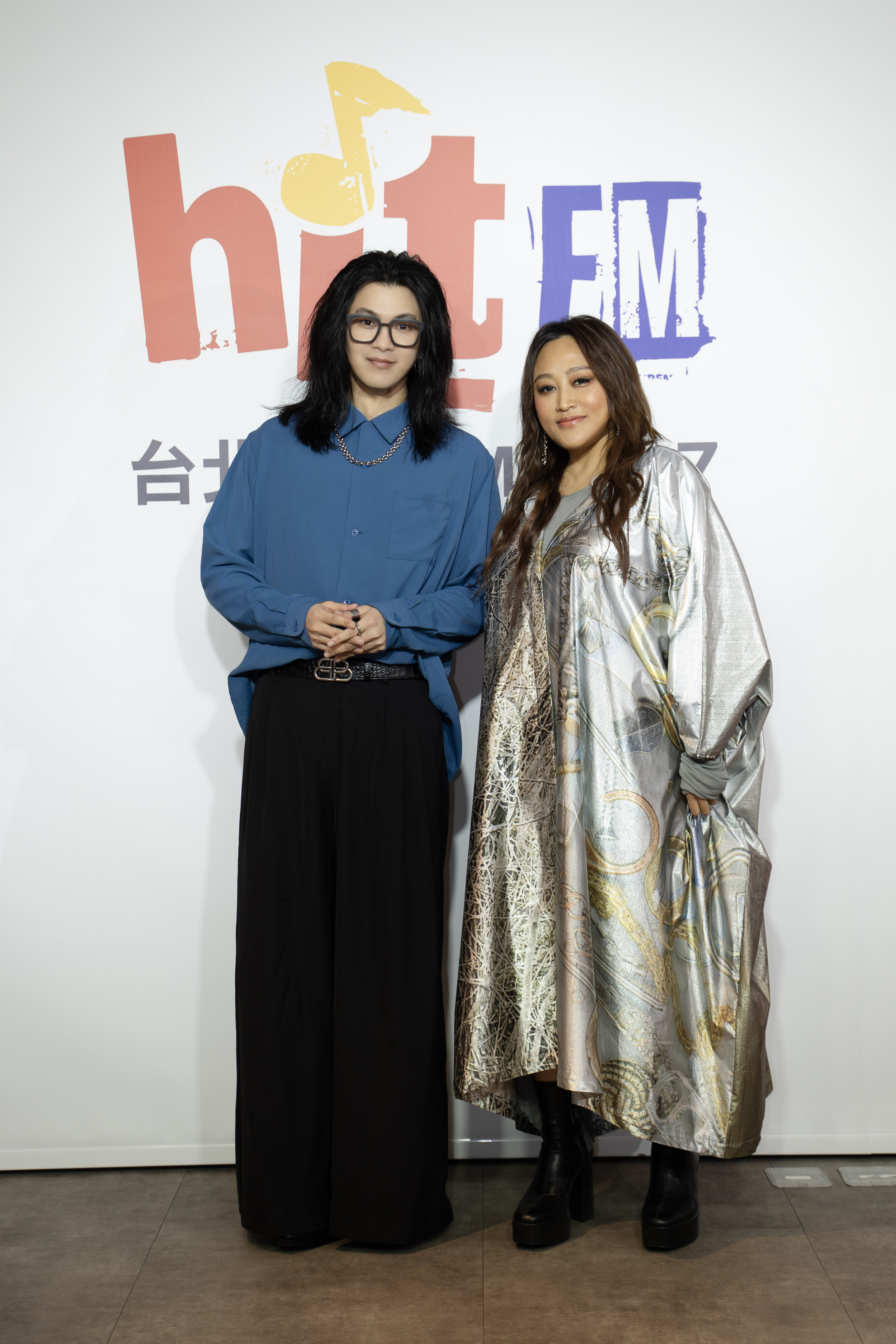 家家擔任Hit Fm聯播網5月「hito最大ㄎㄚ」,好友麋先生主唱聖皓現身力挺。(Hit Fm聯播網提供)