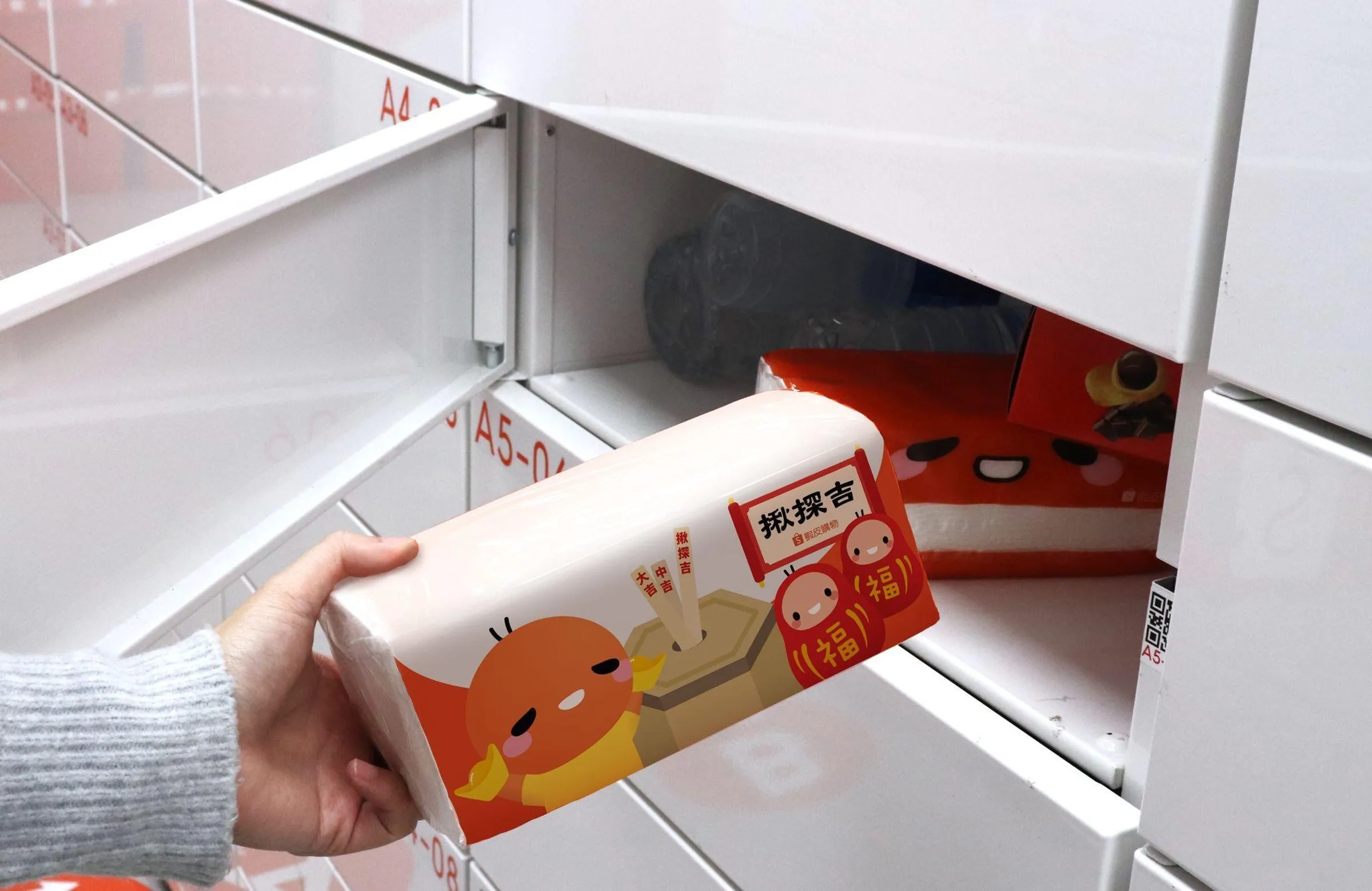 近日有網友到蝦皮智取店取貨時，發現櫃子裡的檔板可以「輕易」拆下。（示意圖，蝦皮提供）