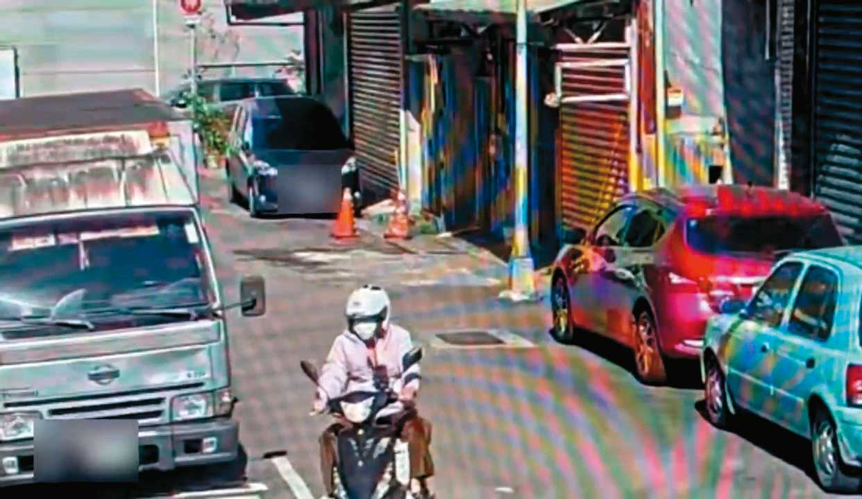 張男騎車外出購買藥物，被監視器清楚拍下。（翻攝畫面）