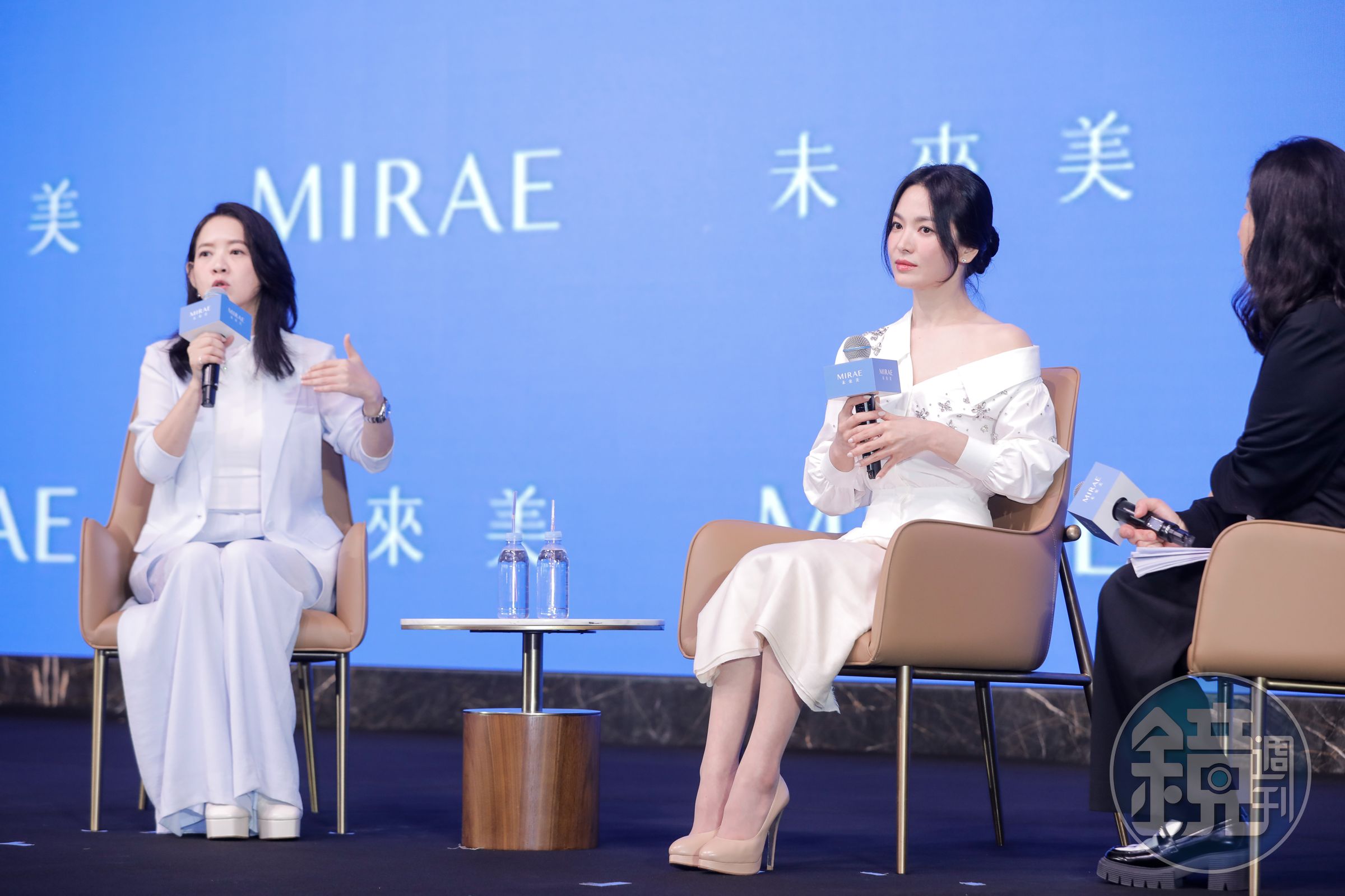 曾寶儀擔任記者會主持人,還幫宋慧喬整理頭髮。