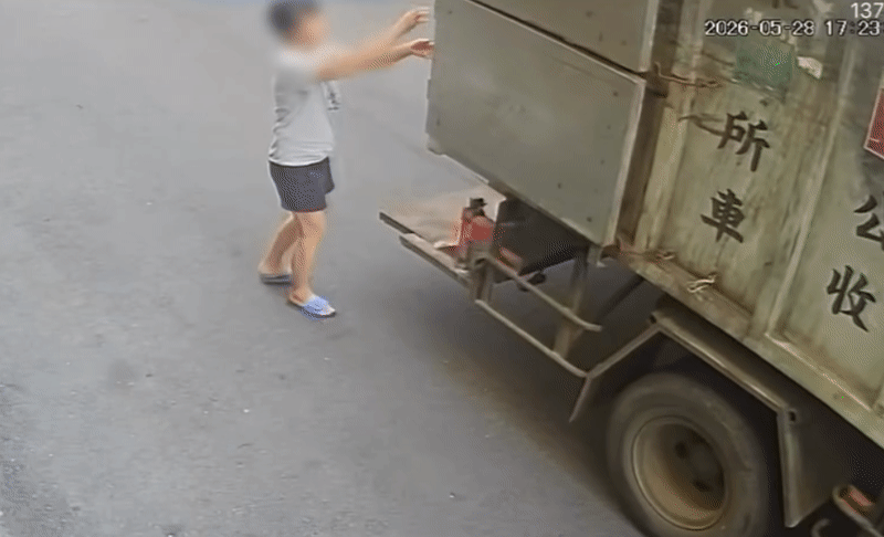 南投名間鄉一名婦人在倒垃圾時竟差點被清潔隊員用垃圾桶砸中。（翻攝自陳翰立Threads）