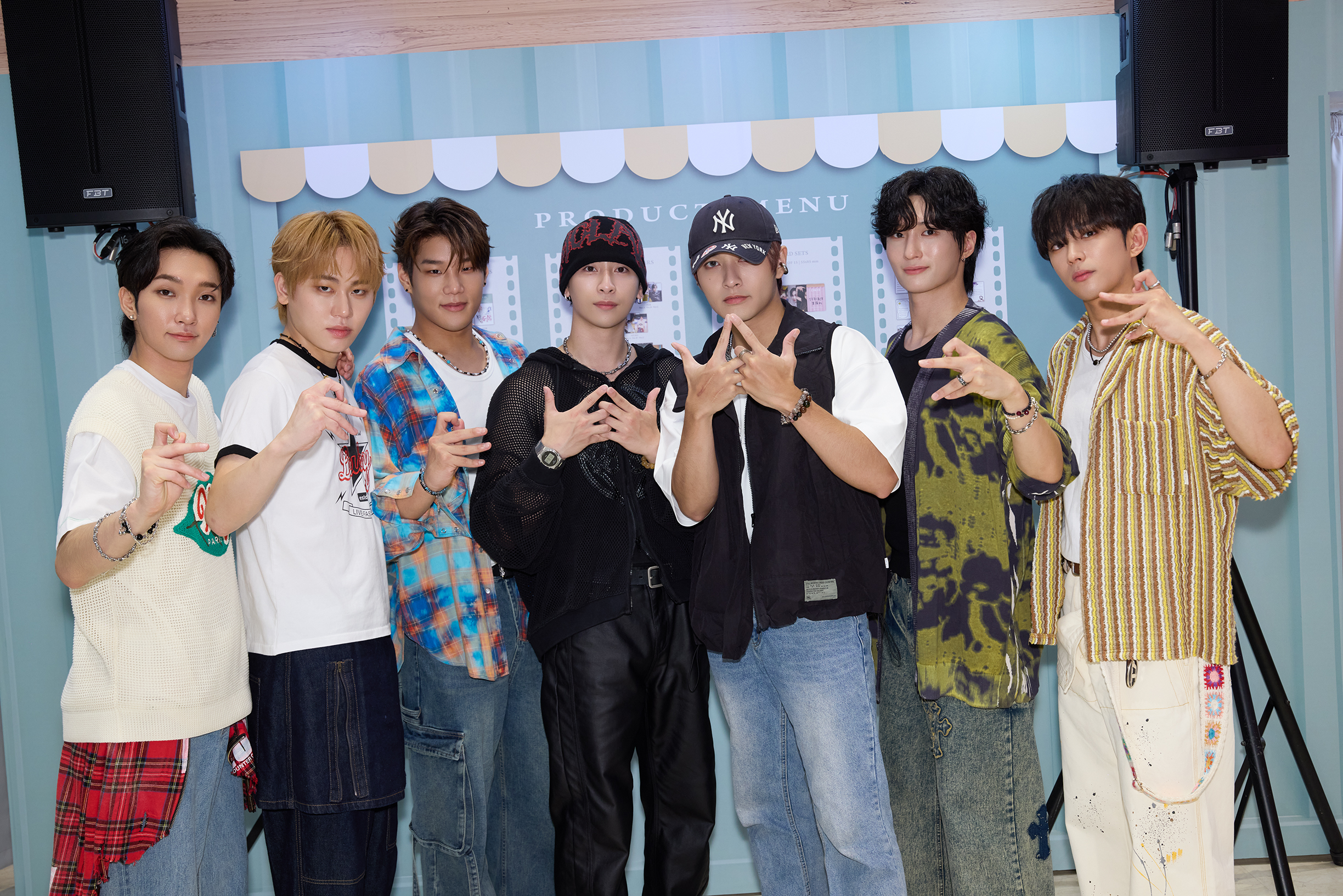 韓國男團DKB在台北開設快閃店，FEniX承隆（右3）家齊（左4）前來祝賀。（FU Entertainment提供）