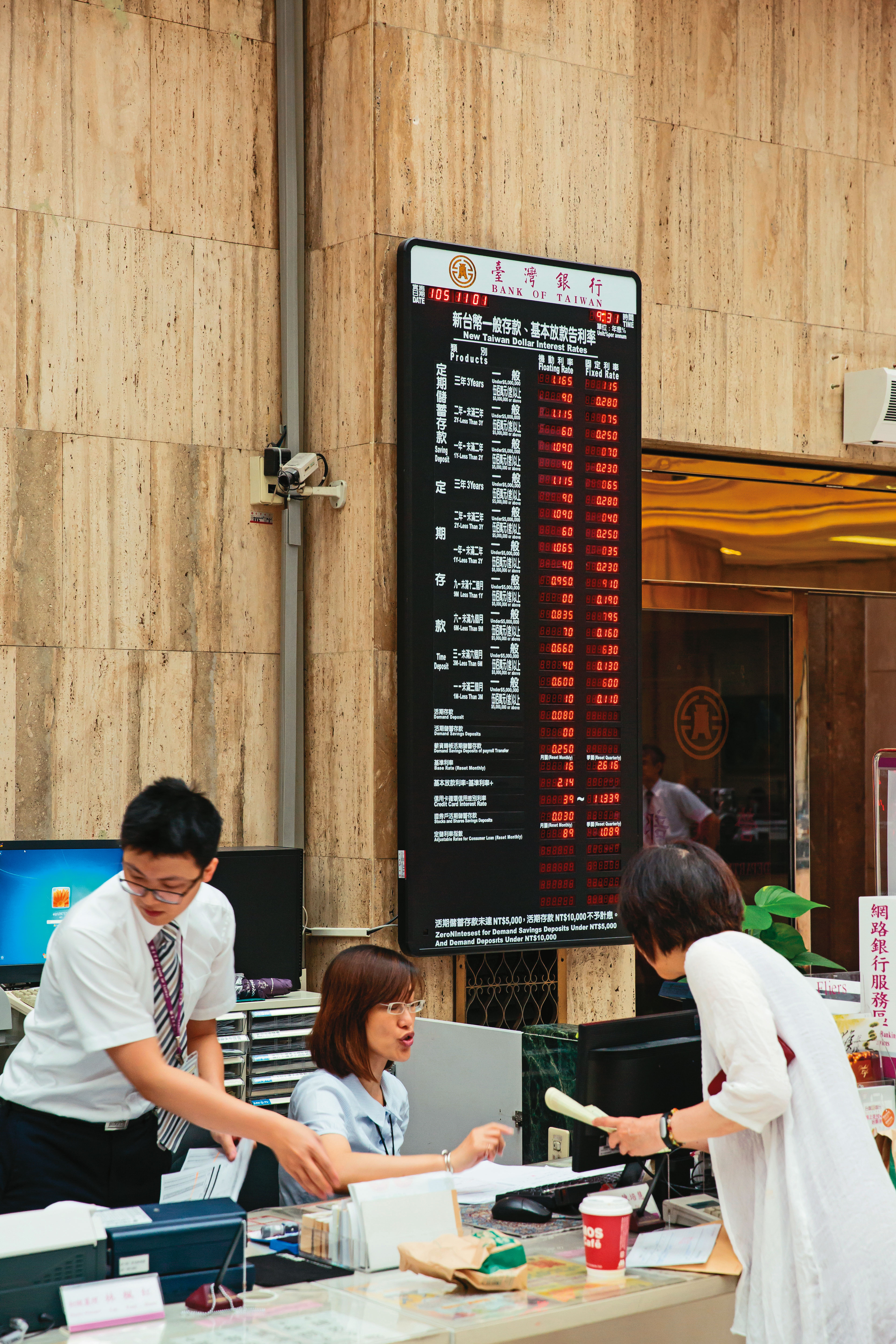 銀行美元1年期定存利率接近4％，美元保單宣告利率卻僅3%左右。