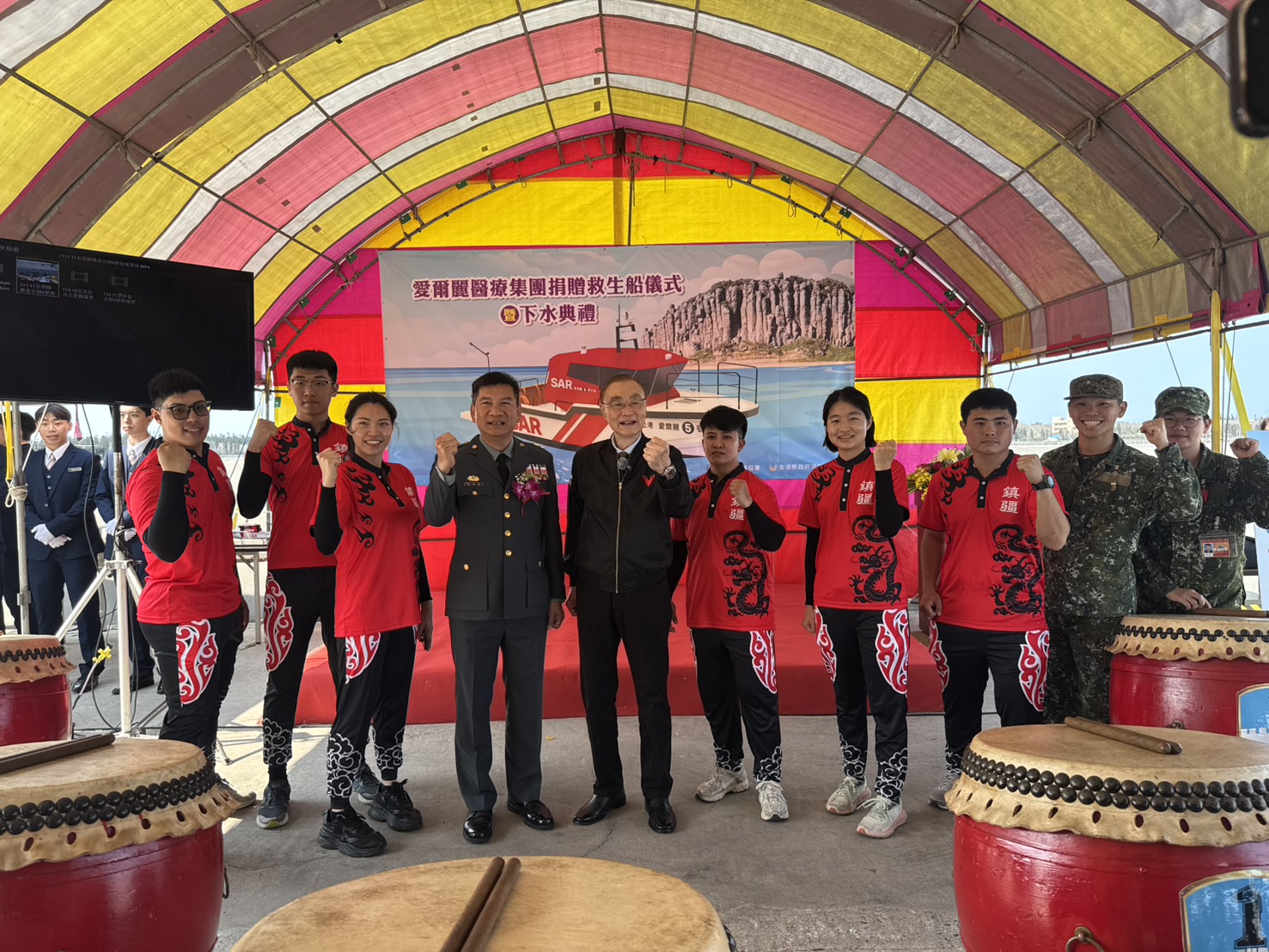 海上救難船捐贈儀式暨下水典禮在今（31日）上午於馬公市案山漁港舉行，由前國防部長馮世寬出席受贈，並由澎湖縣副縣長林皆興代表縣政府致贈感謝狀，以感謝本土企業長期以來對澎湖的挹注與支持。（愛爾麗集團提供）