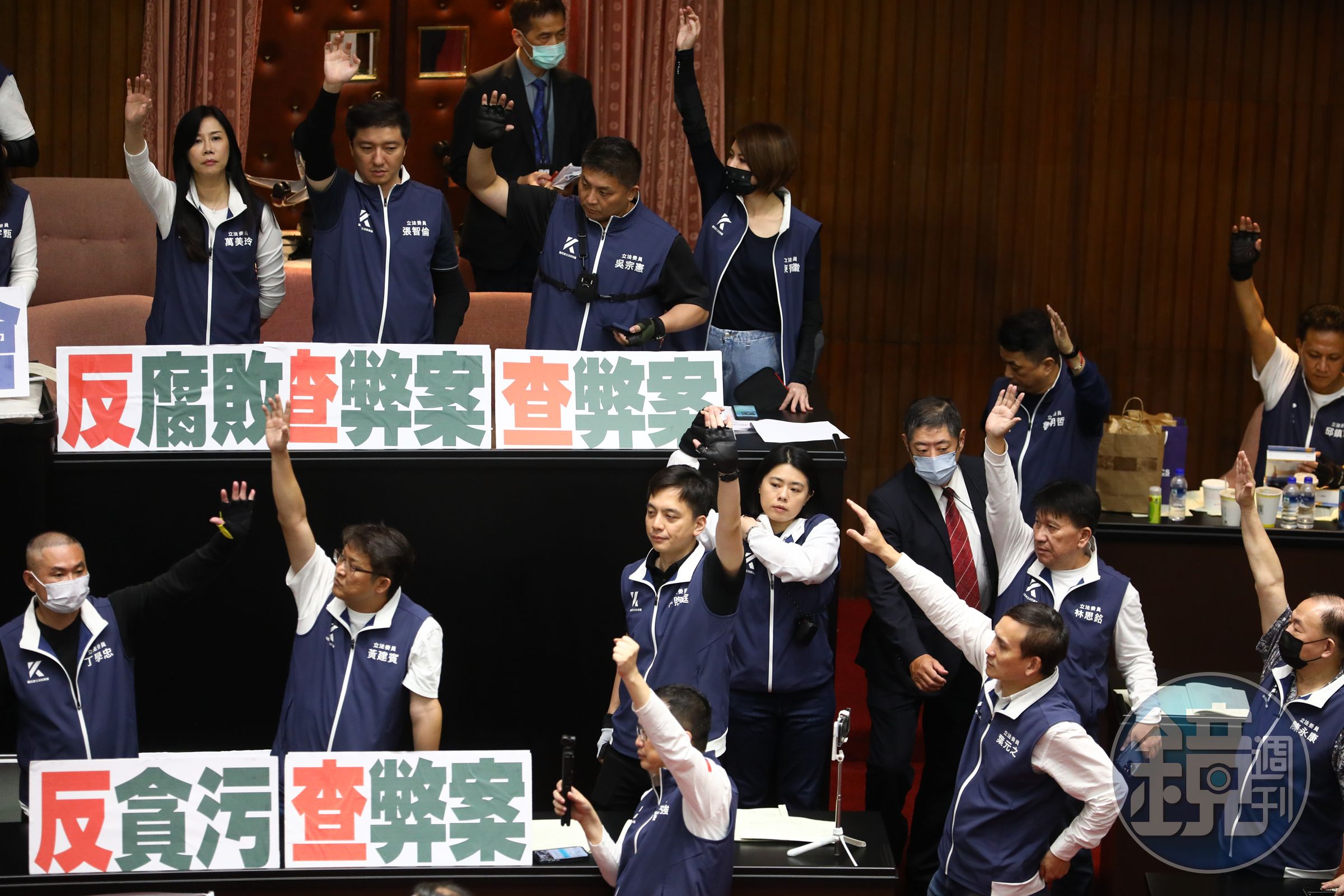 立法院今日續審國會改革法案，以舉手投票表決。