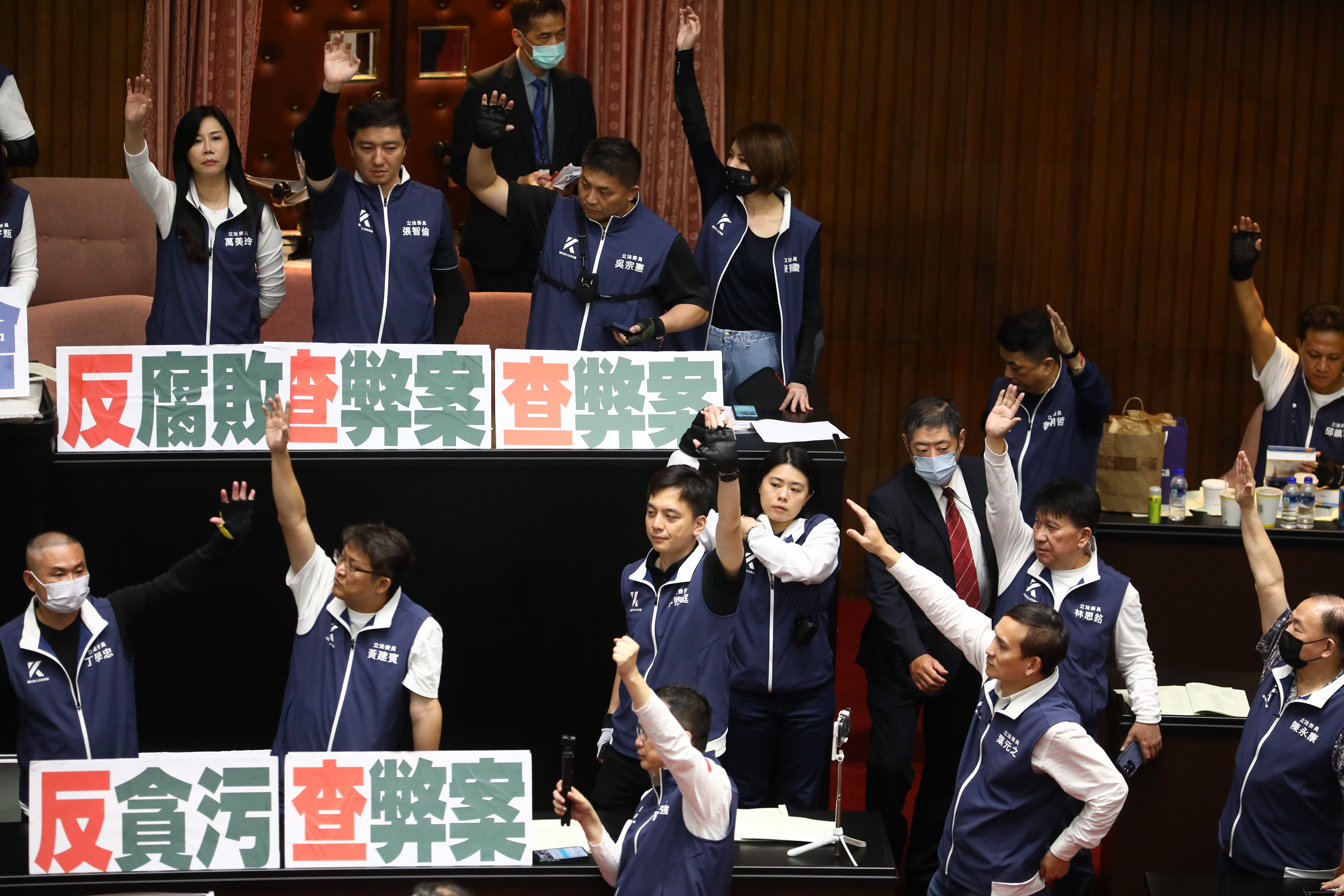 立法院今日續審國會改革法案，以舉手投票表決。