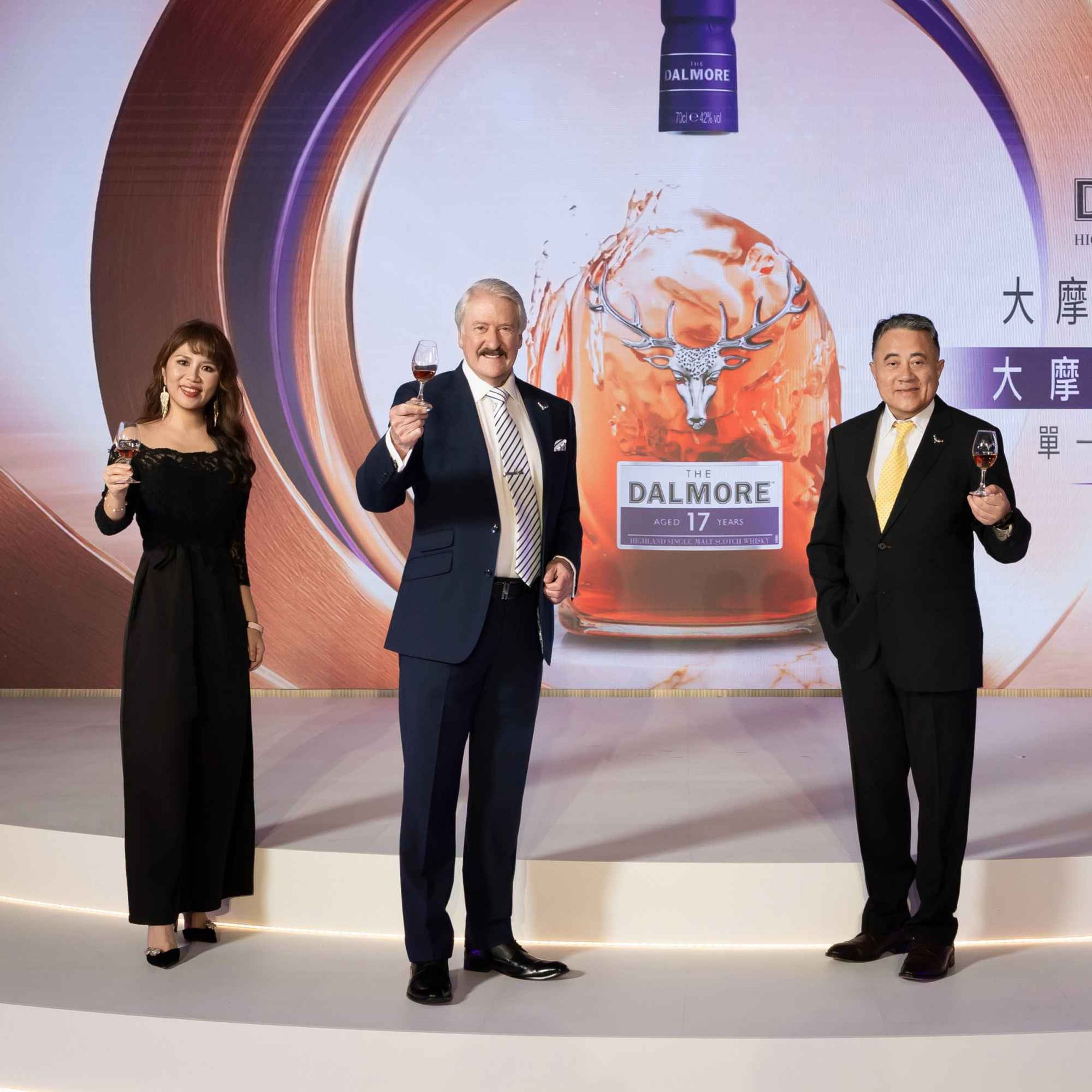 左起尚格酒業行銷總監 Gity、大摩首席釀酒師 Richard Paterson、尚格酒業奚大寧董事長一同舉杯為大摩雪莉三桶 17 年盛大揭幕。