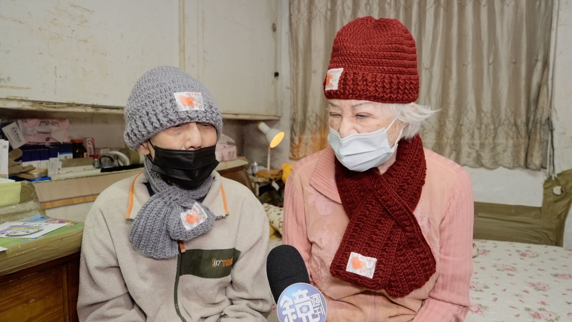 洪爺爺(圖左)與林奶奶(圖右)表示平時兩人相依為命,除了奶奶的家人偶爾會來探訪,對於有人可以前來關心探視感到相當的期待。