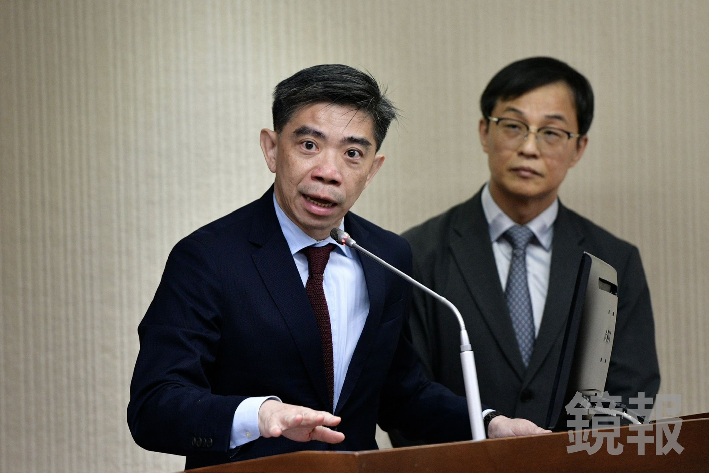 7月4日決定問題油20％下架門檻的專家會議紀錄，揭露食安辦主任許輔（前）曾說「若要求第二層加工產品全面下架，亦會牽連至第三層、第四層產品。」最後食藥署長姜至剛（後）裁示，20％以下產品不用下架。（鏡報李智為）