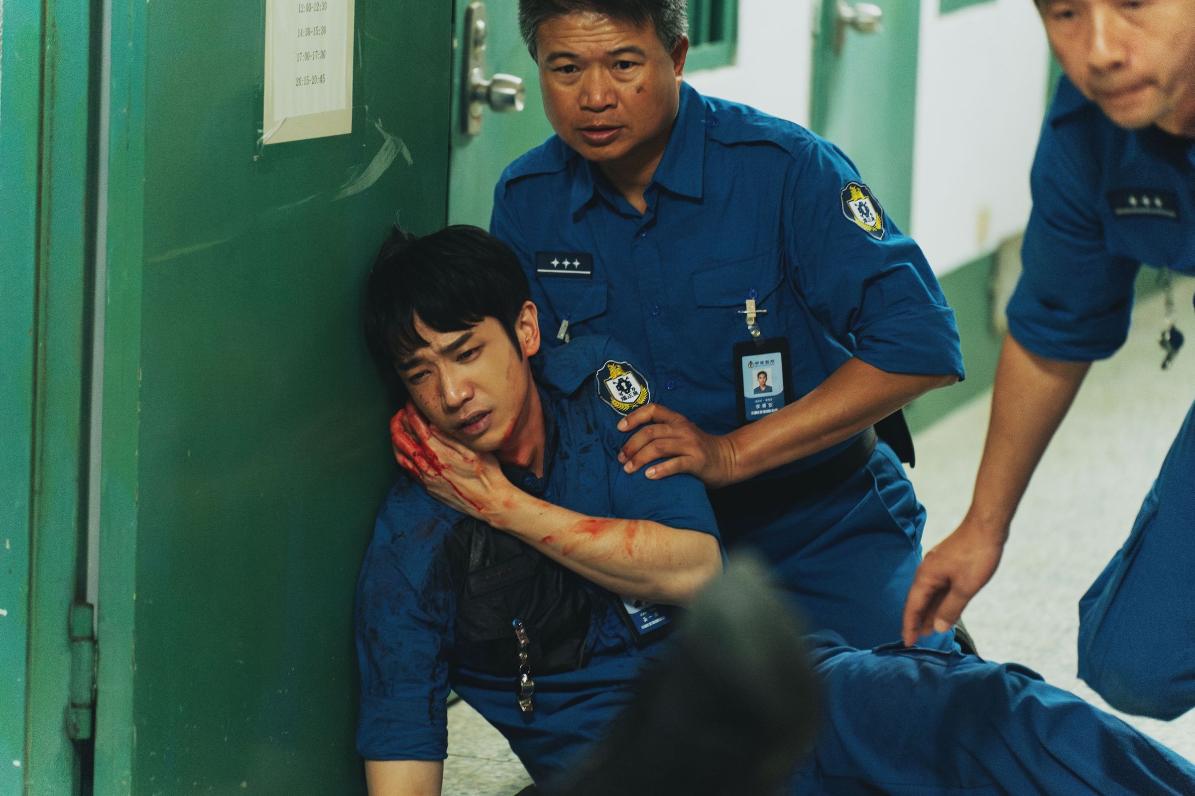劉以豪遭遇受刑人暴動被挾持受傷。(愛奇藝國際版、壹壹影業提供)