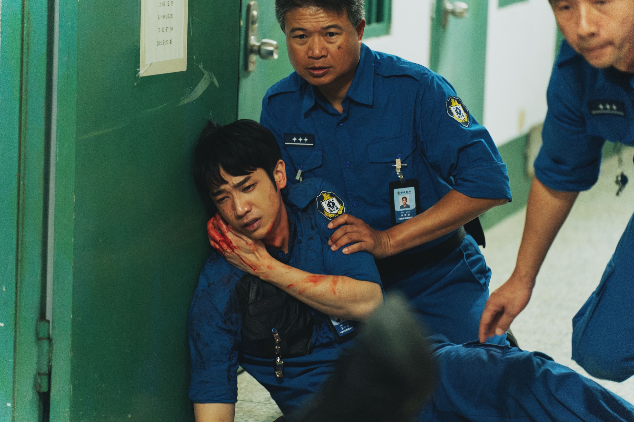 劉以豪遭遇受刑人暴動被挾持受傷。（愛奇藝國際版、壹壹影業提供）