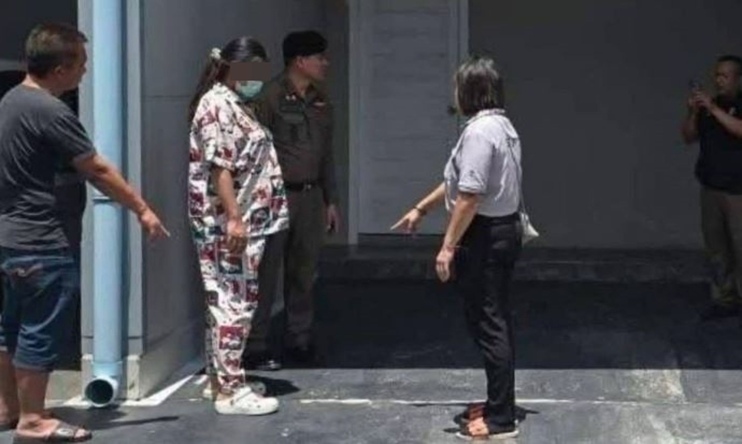 沃拉萬事後向警方坦承自己因無法接受背叛與情緒崩潰而出手，目前已遭起訴。（翻攝自《thethaiger》）