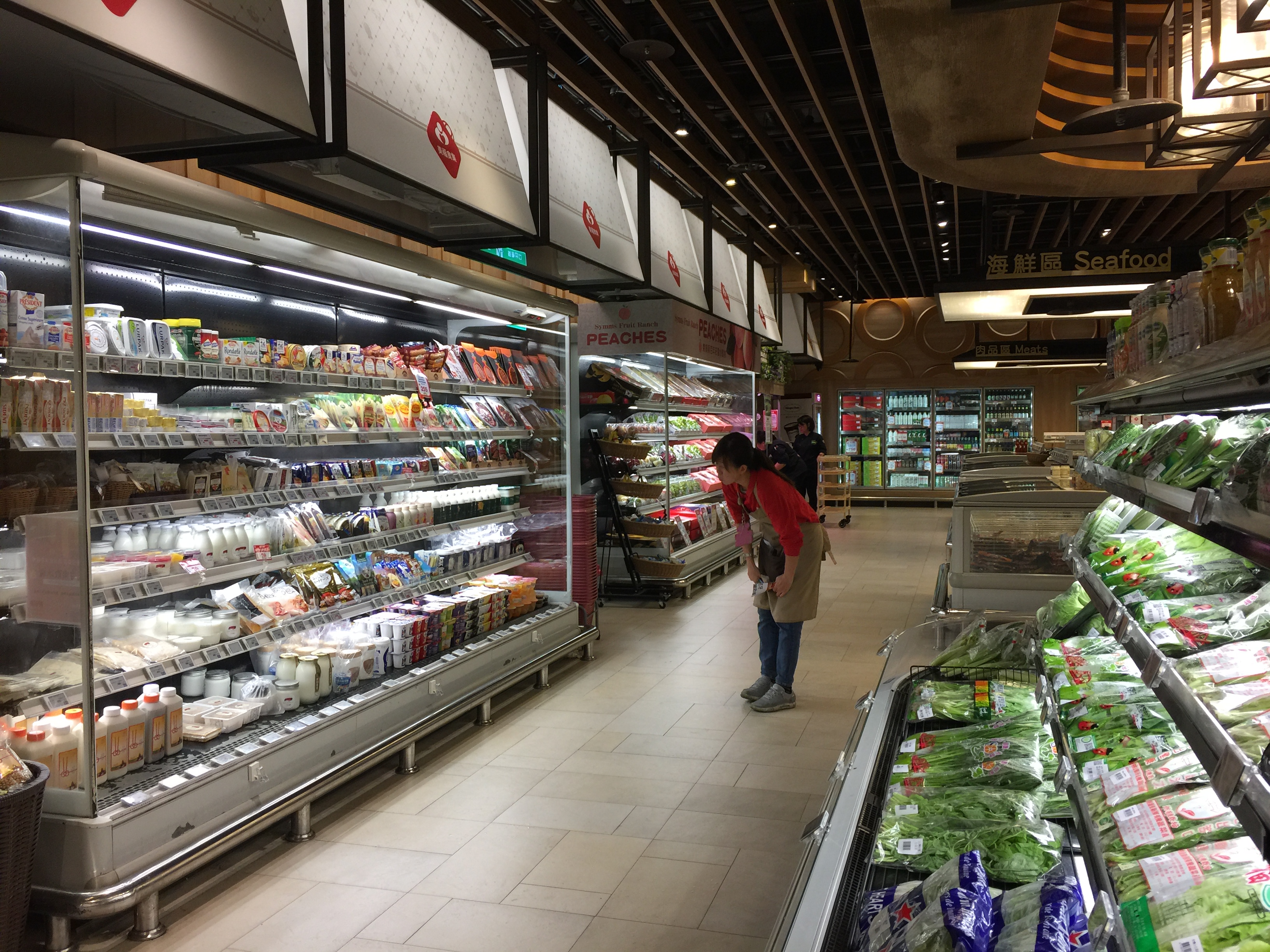 農糧署自下週起在全台量販超市通路設平價蔬菜專區，將供應平價高麗菜；超市示意圖。（本刊資料照）