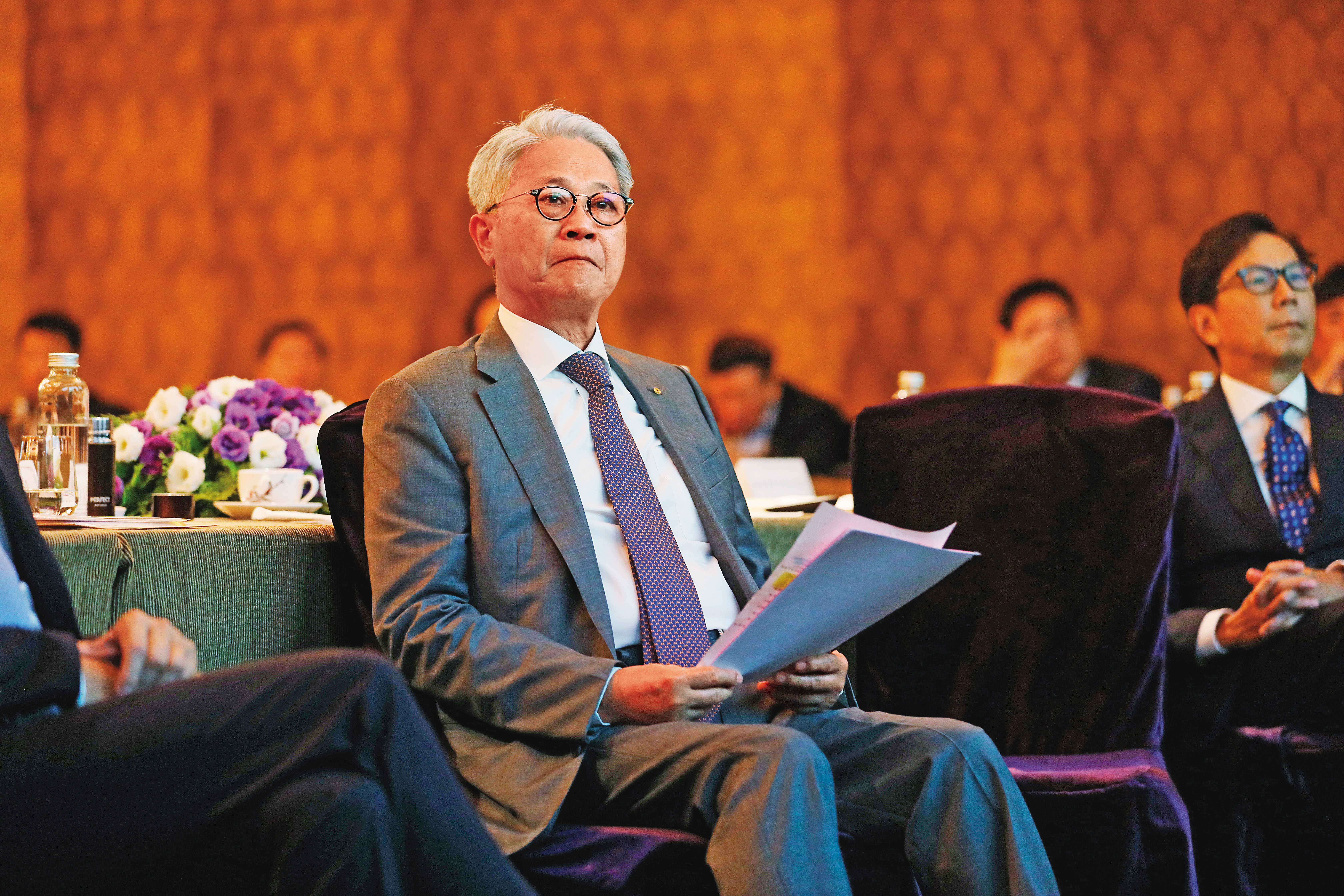 吳東亮強推新新併被外界用放大鏡檢視，就連民代也關切。