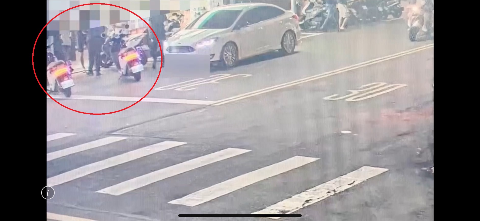 警方(紅圈)獲報到場後,沒入盧男球棒,並將2人帶回警局偵訊。(翻攝畫面)