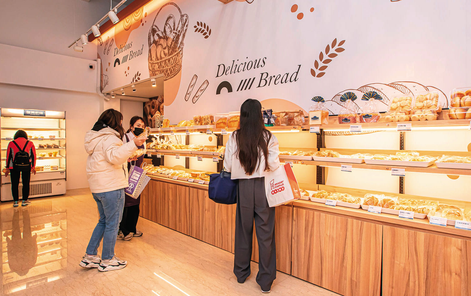 目前烘焙坊全台已有13家,甚至進駐醫院、百貨通路。(翻攝自復興航棧幸福烘焙屋臉書)